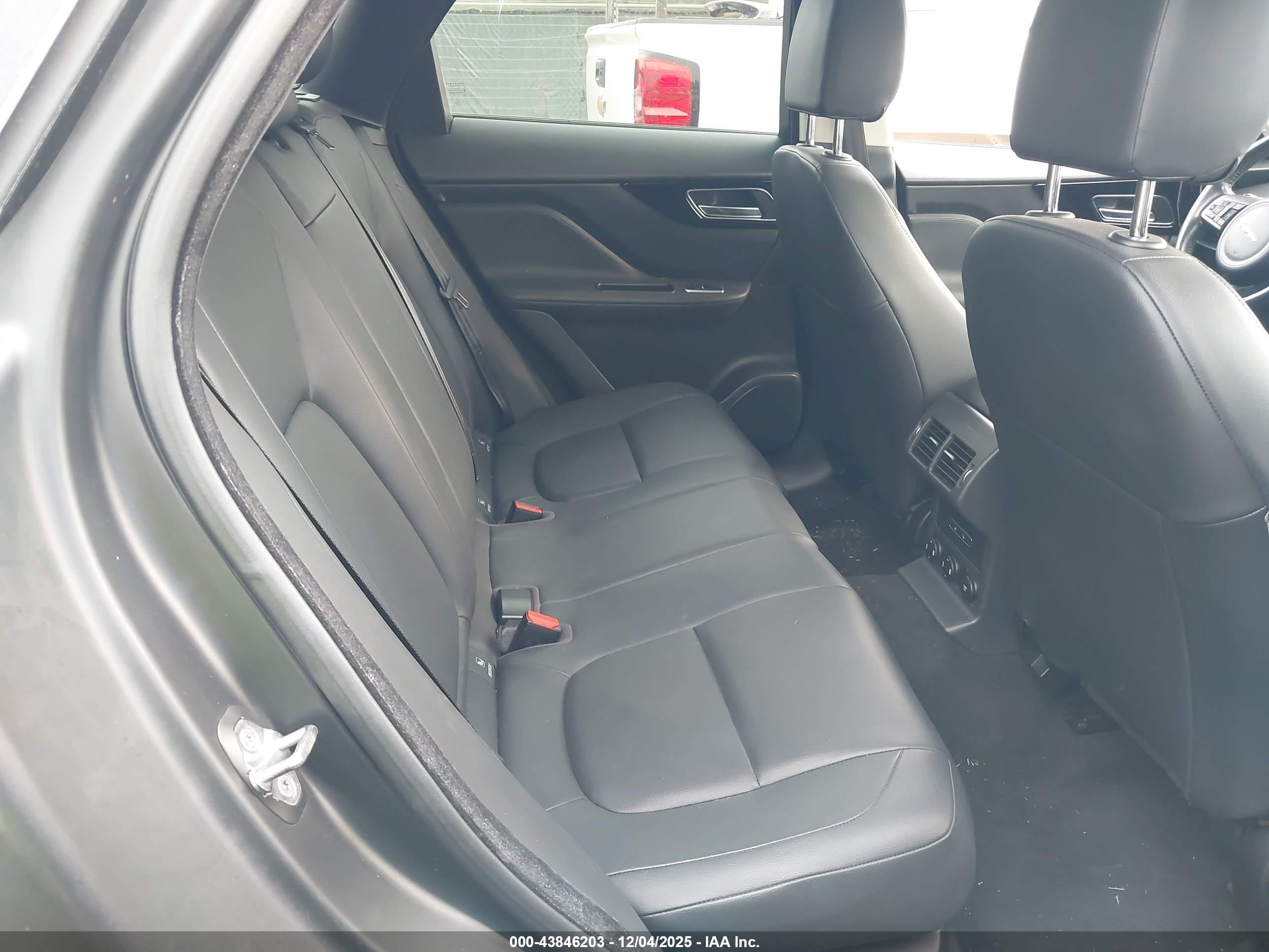 JAGUAR F-PACE image 8