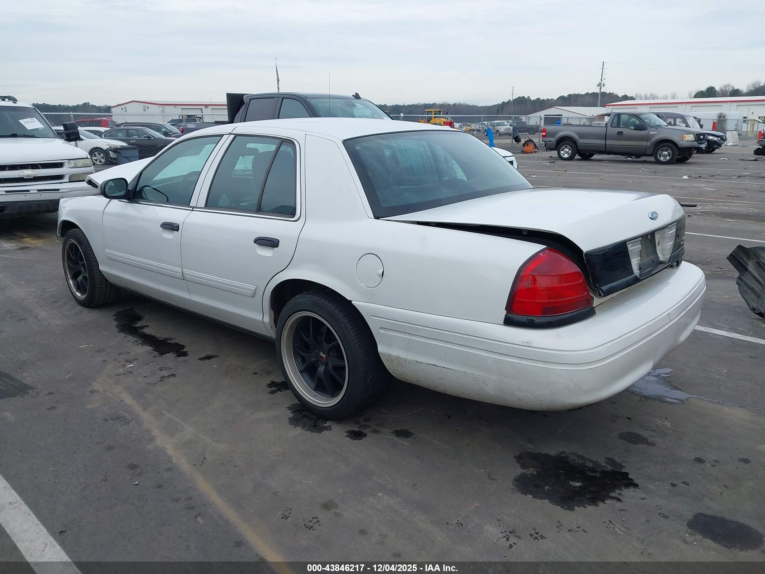 FORD CROWN image 3
