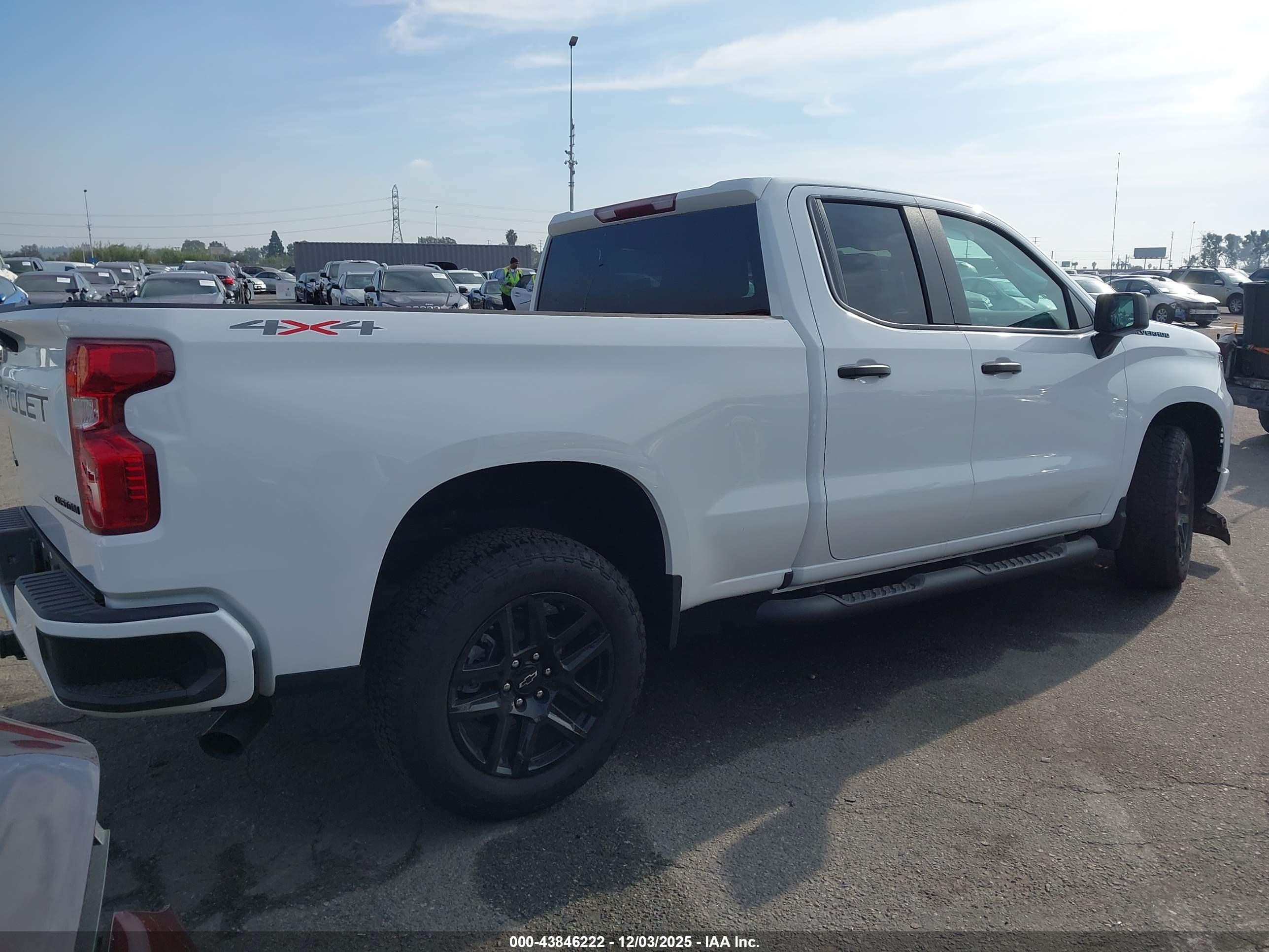 CHEVROLET SILVERADO image 4