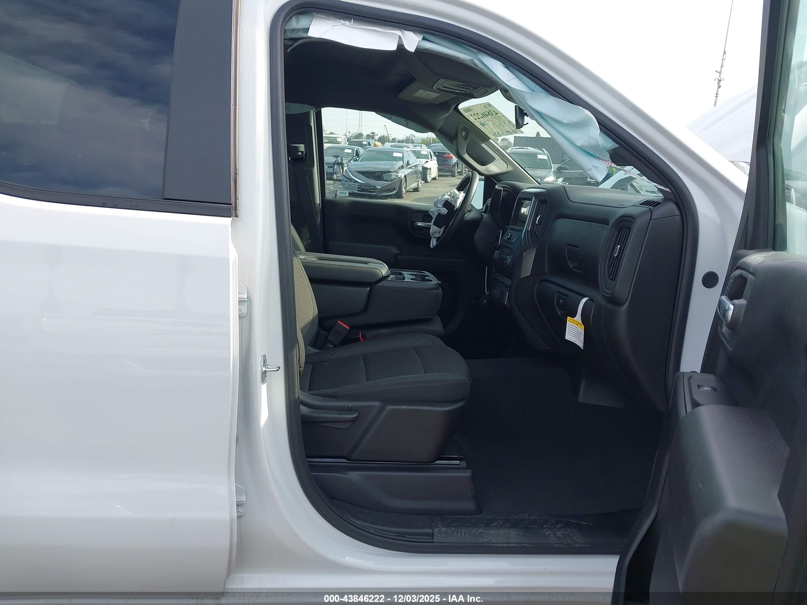 CHEVROLET SILVERADO image 5
