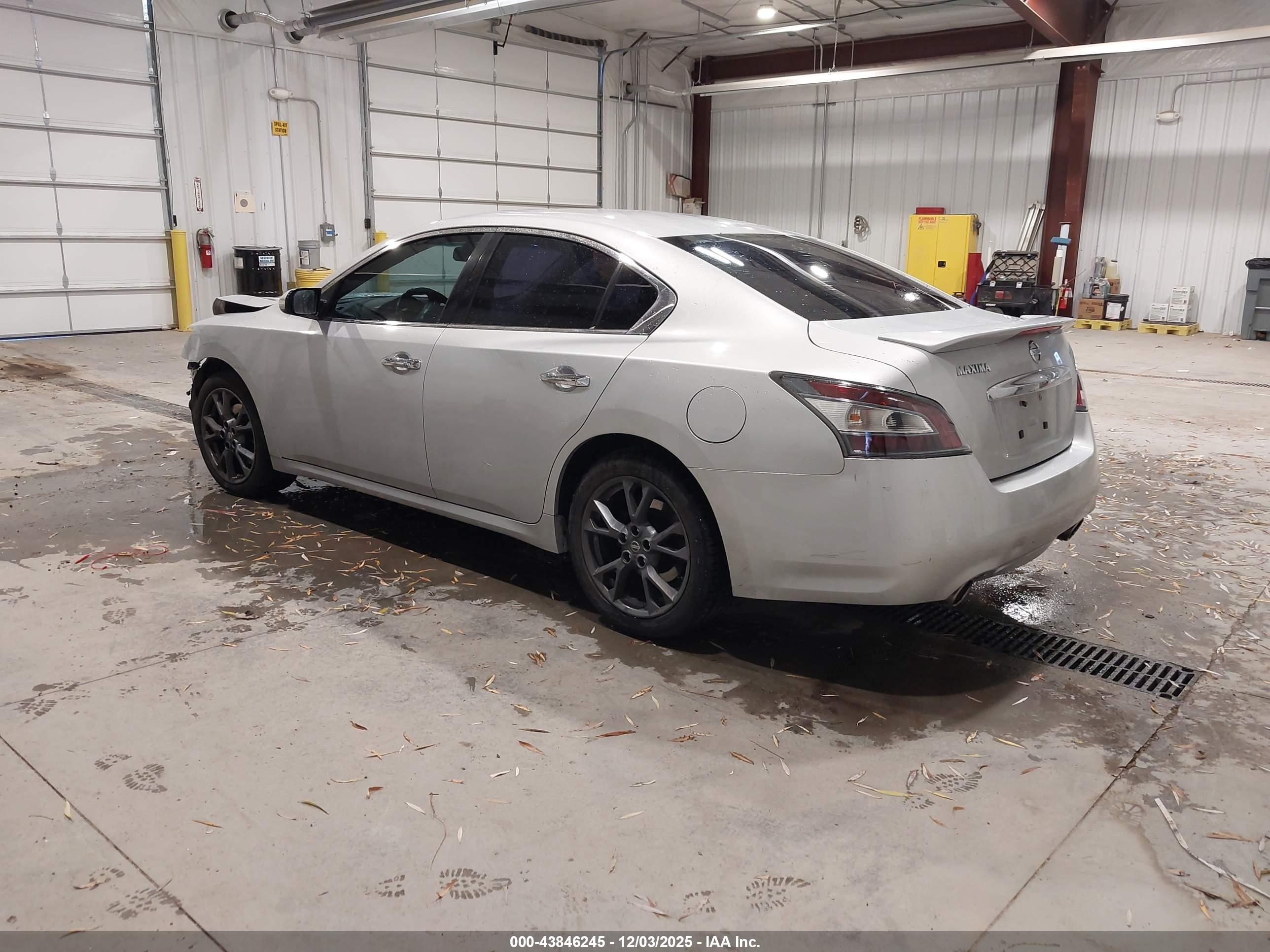 NISSAN MAXIMA image 3