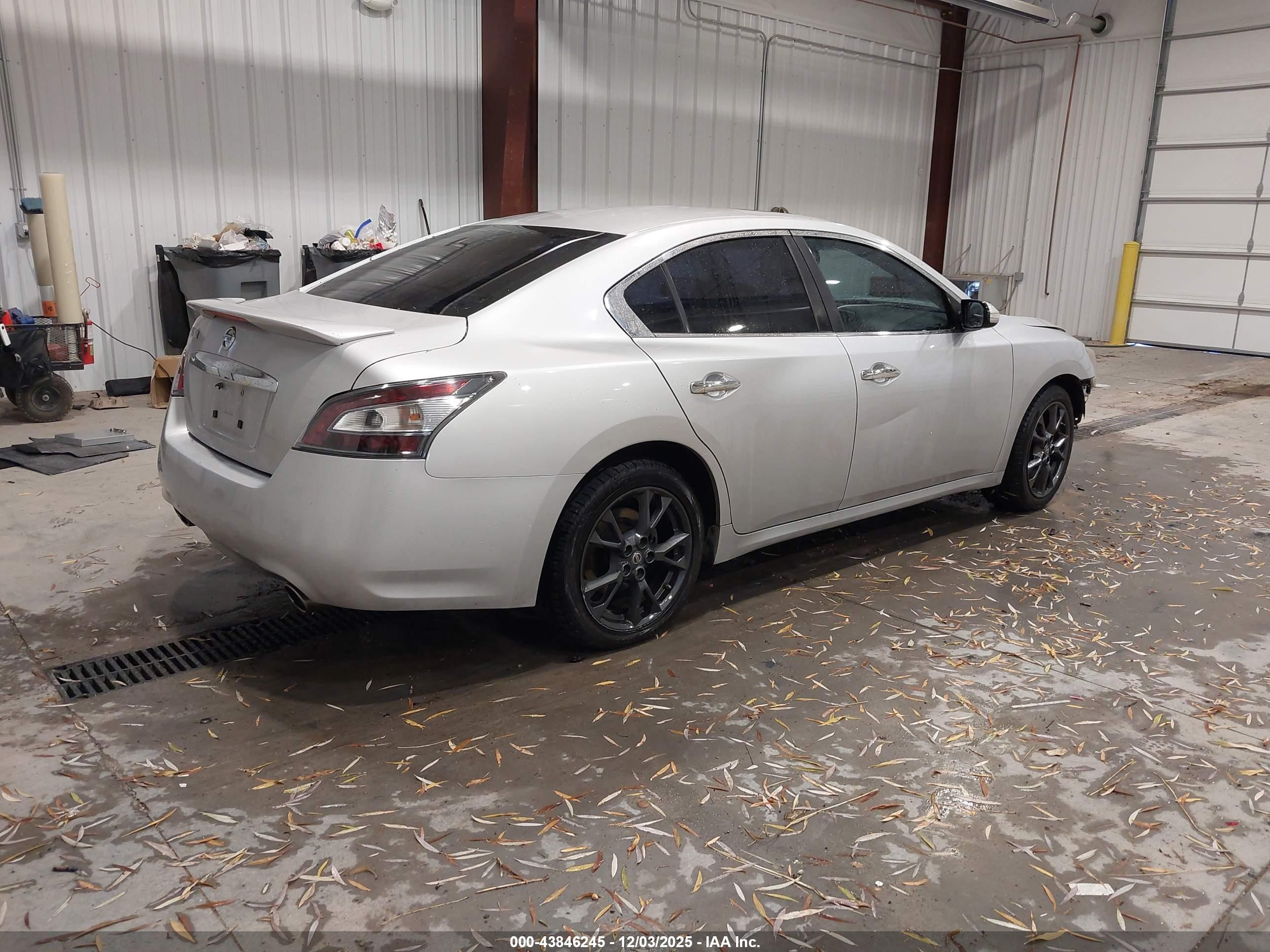NISSAN MAXIMA image 4
