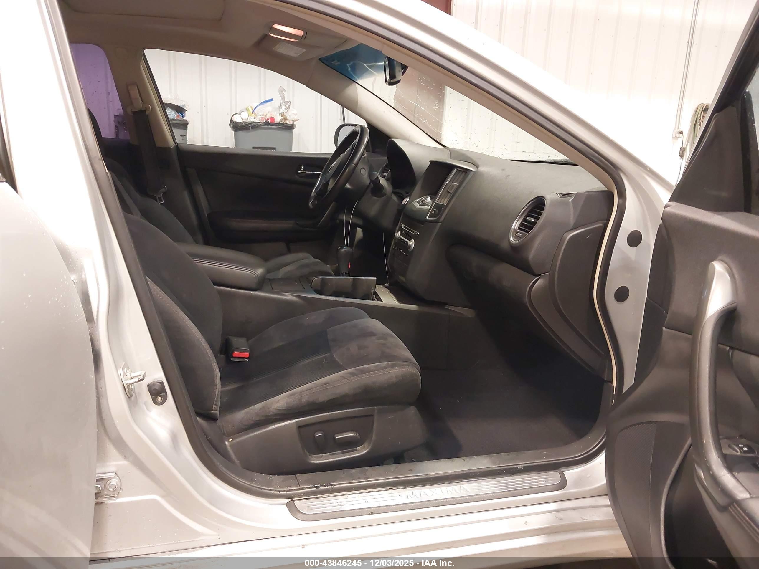 NISSAN MAXIMA image 5