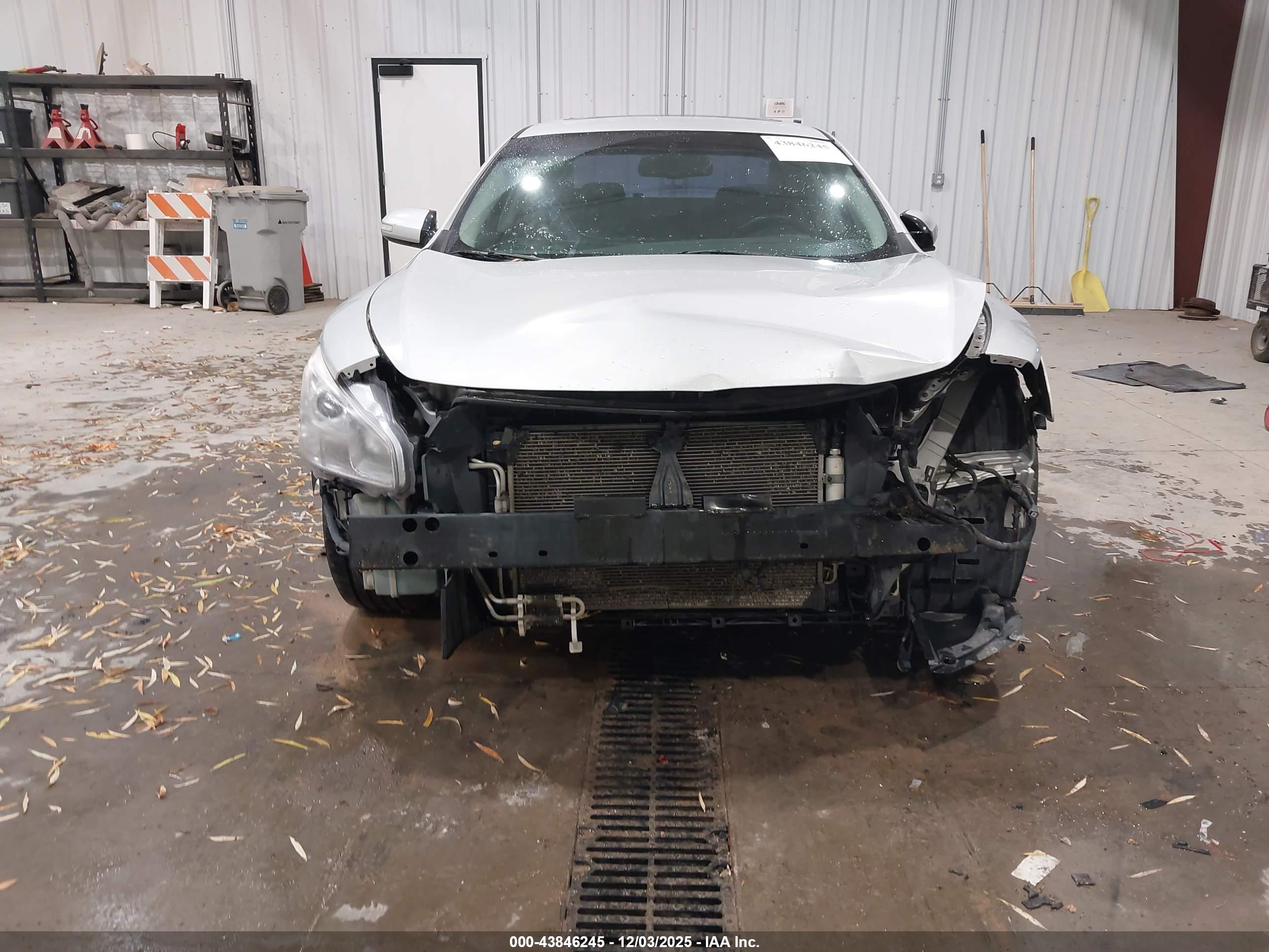 NISSAN MAXIMA image 6