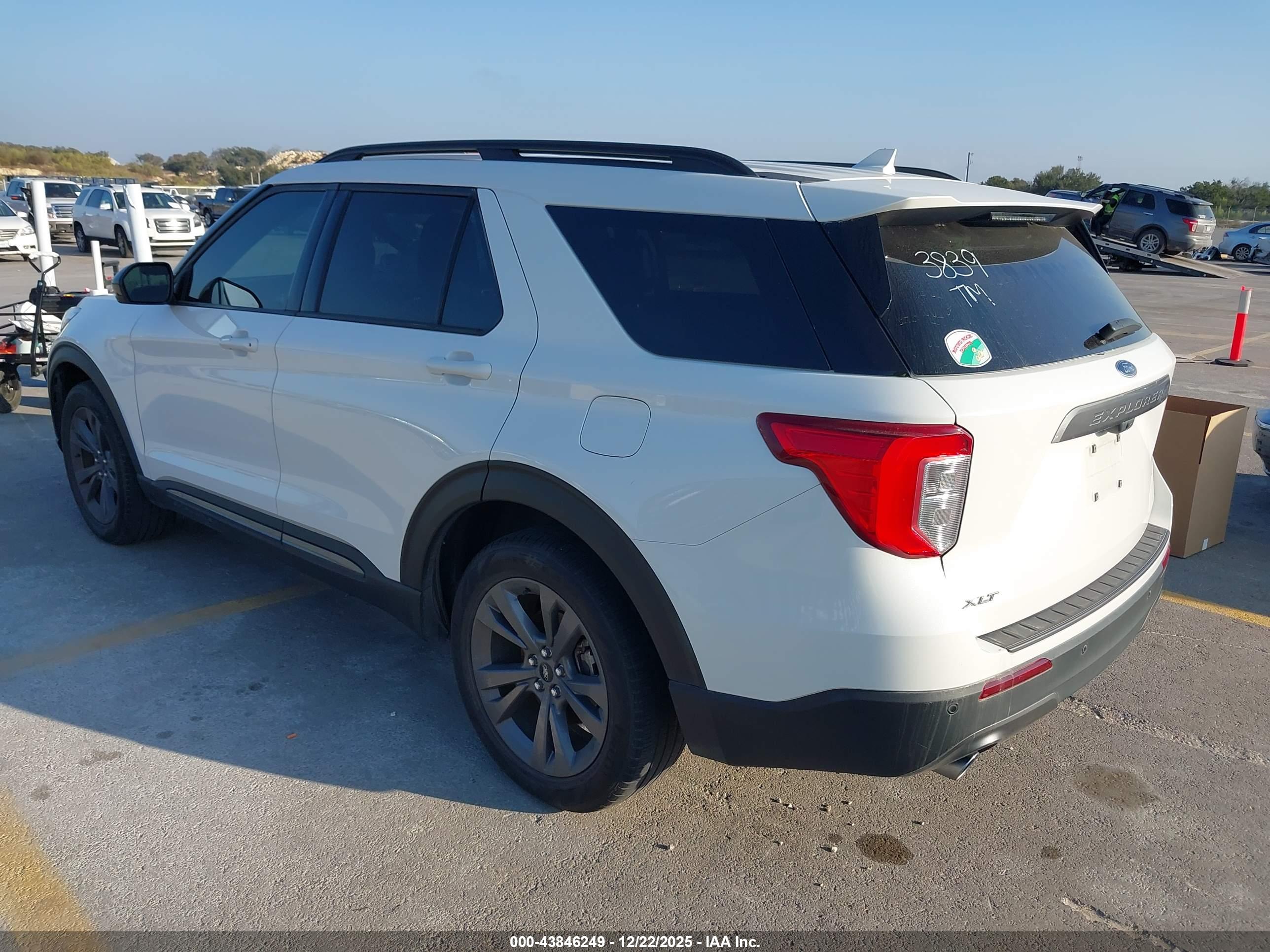 FORD EXPLORER image 3
