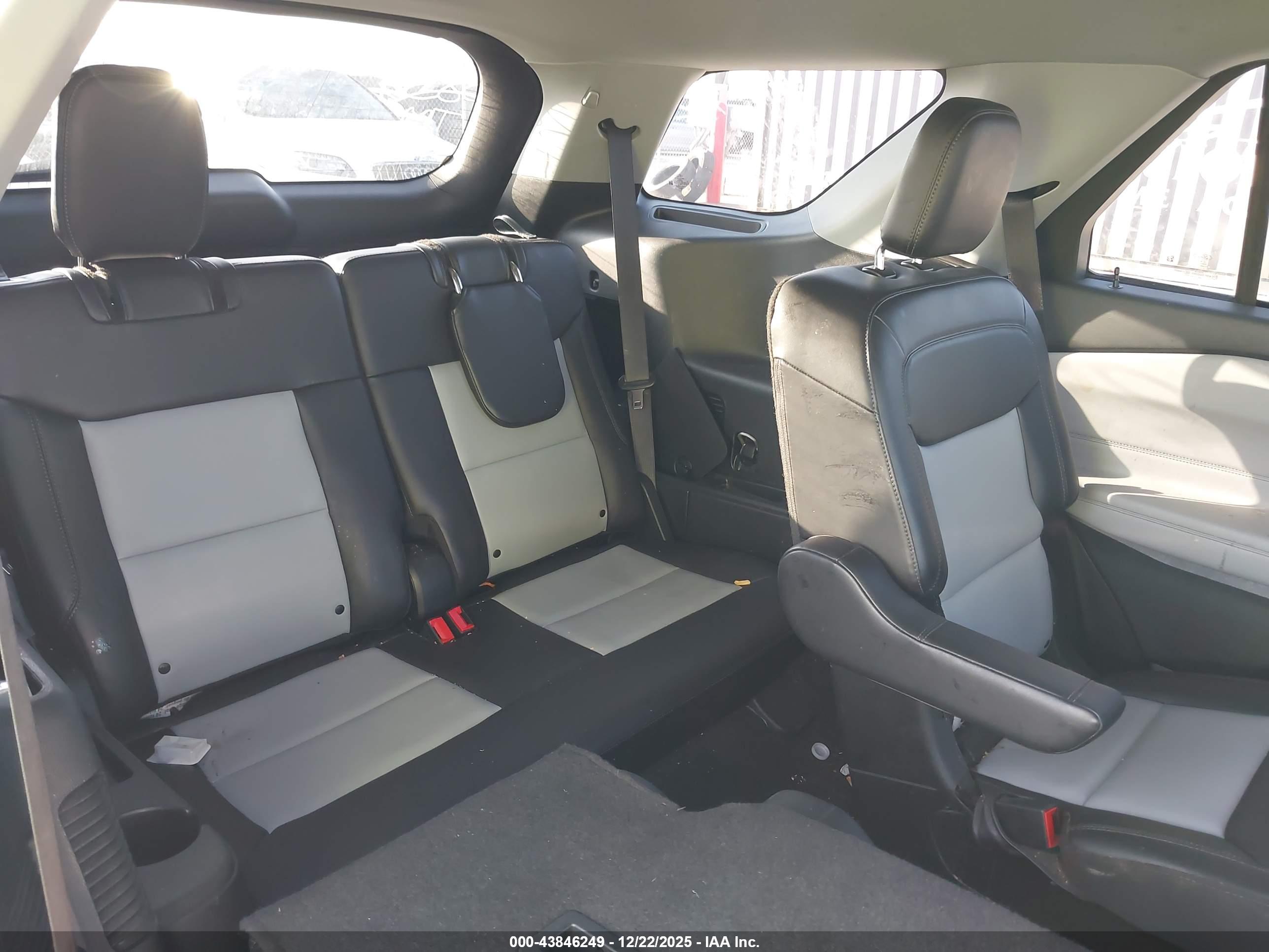 FORD EXPLORER image 8
