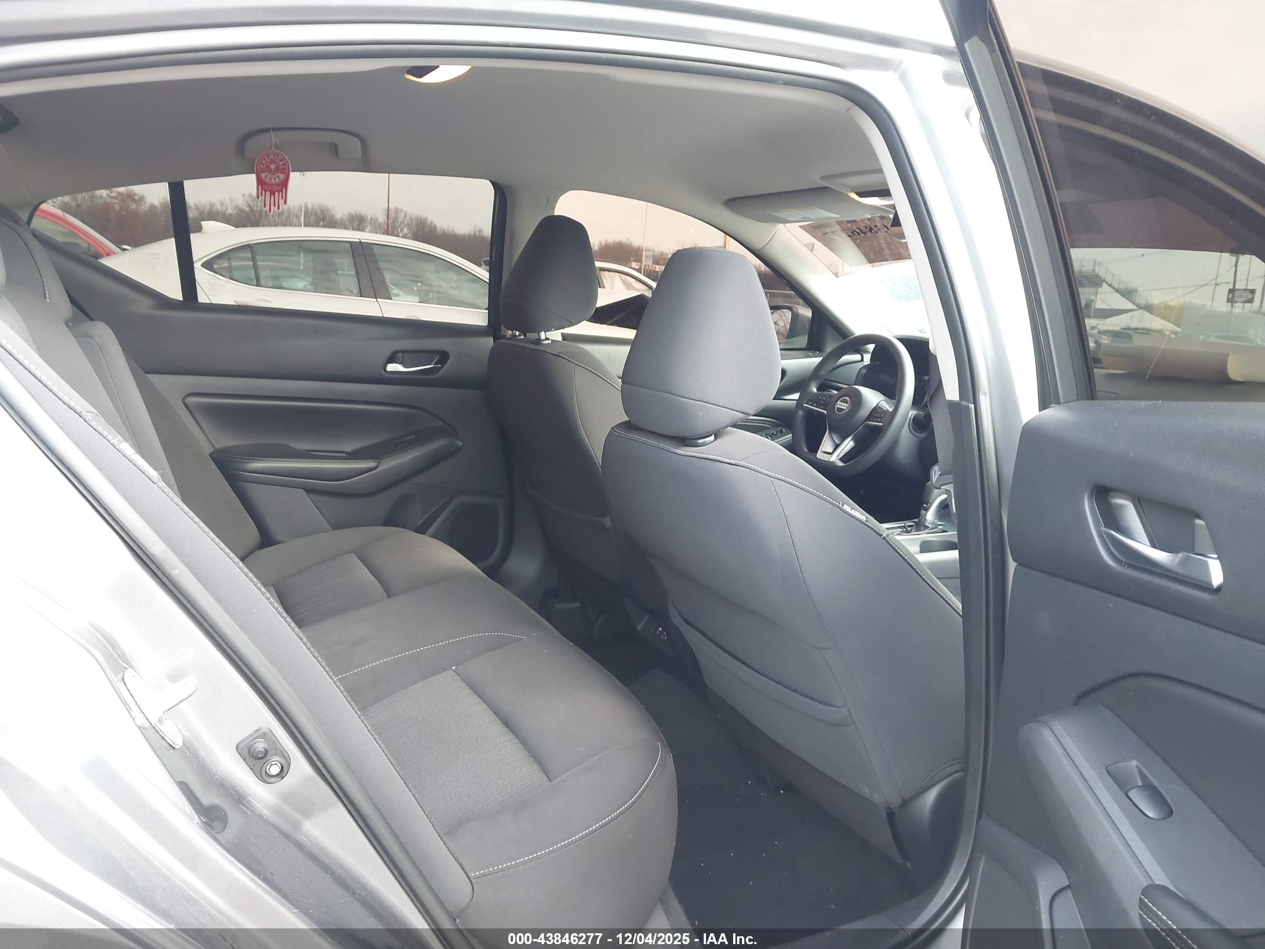NISSAN ALTIMA image 8