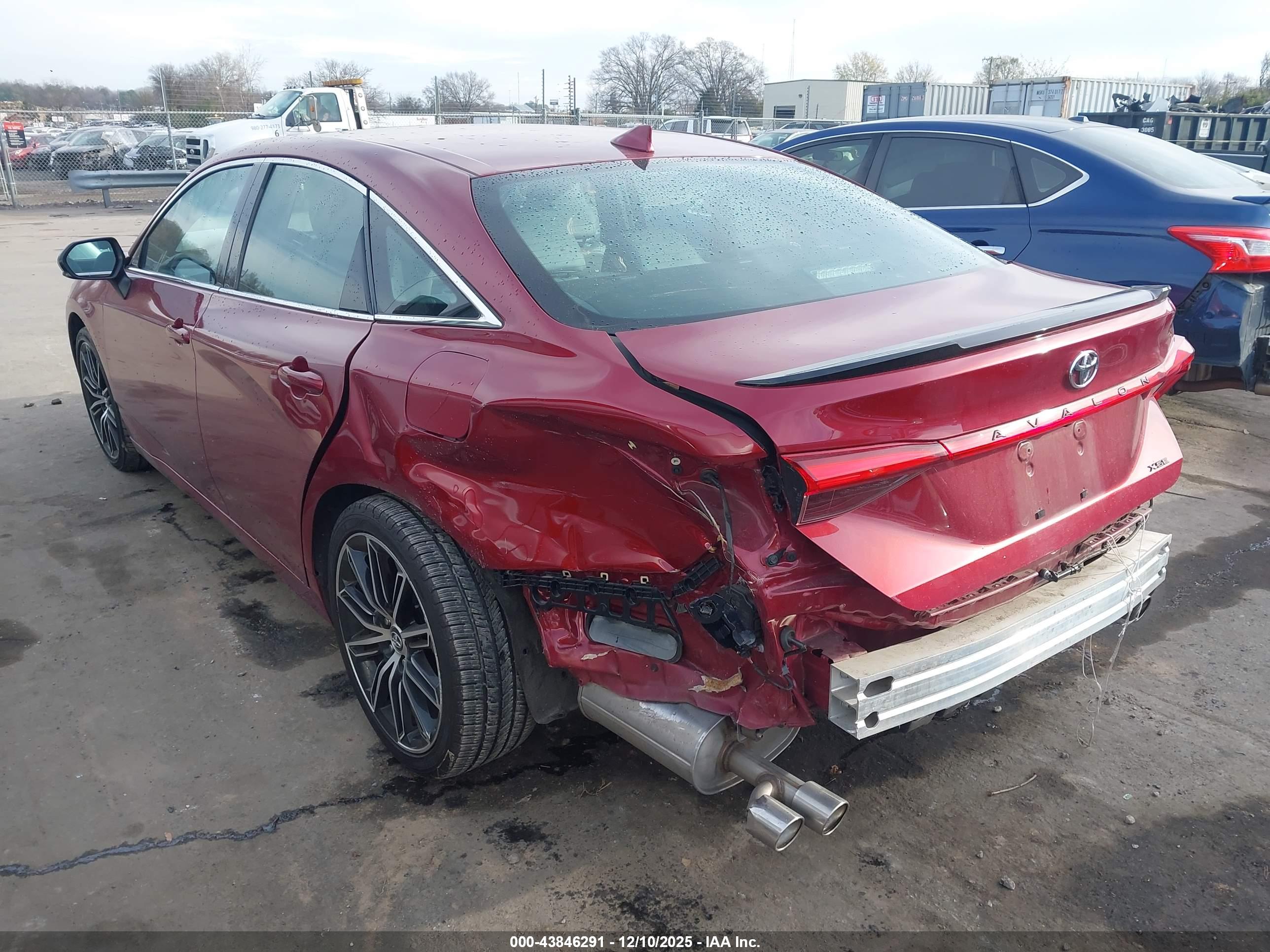 TOYOTA AVALON image 3