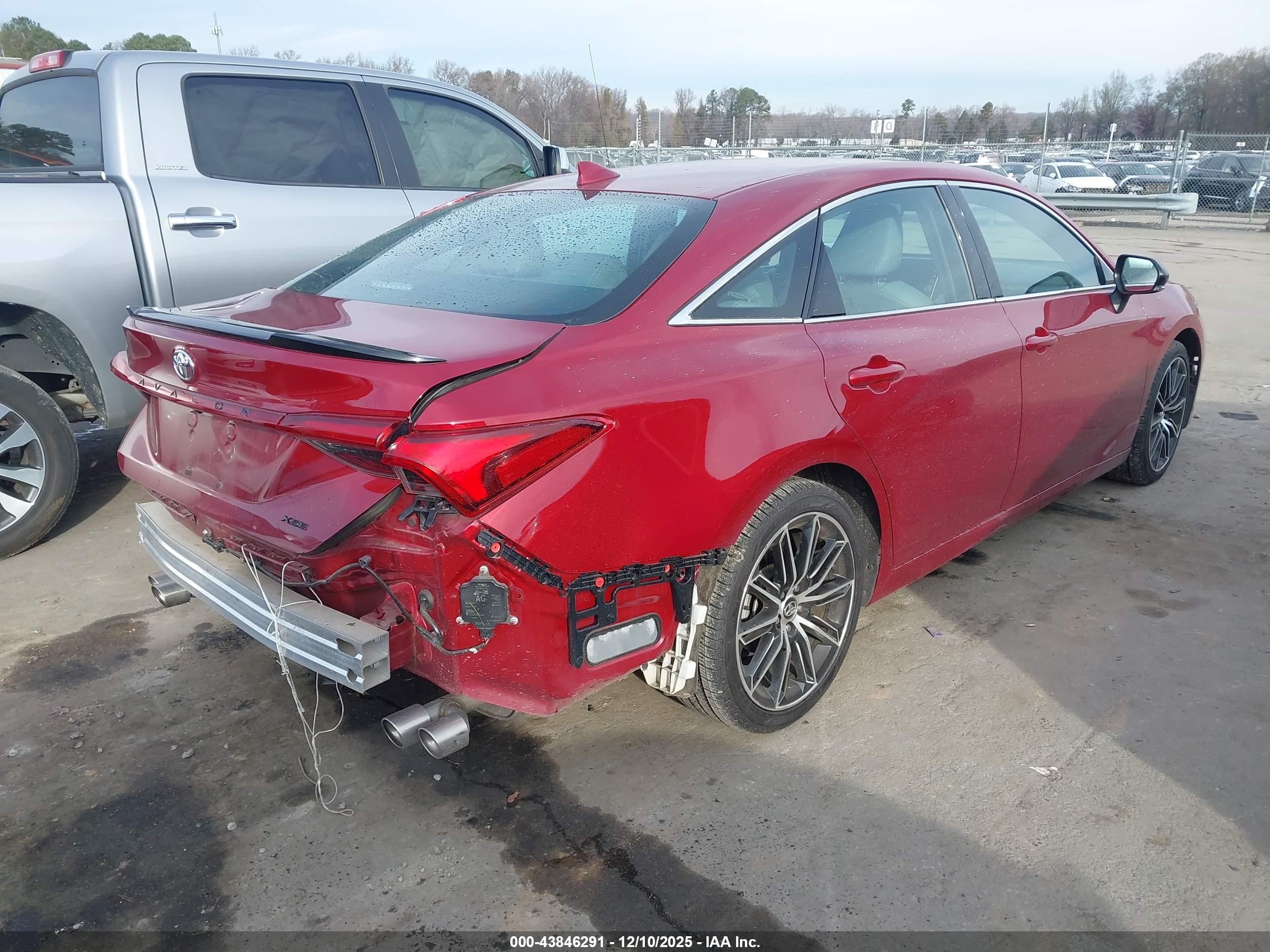 TOYOTA AVALON image 4