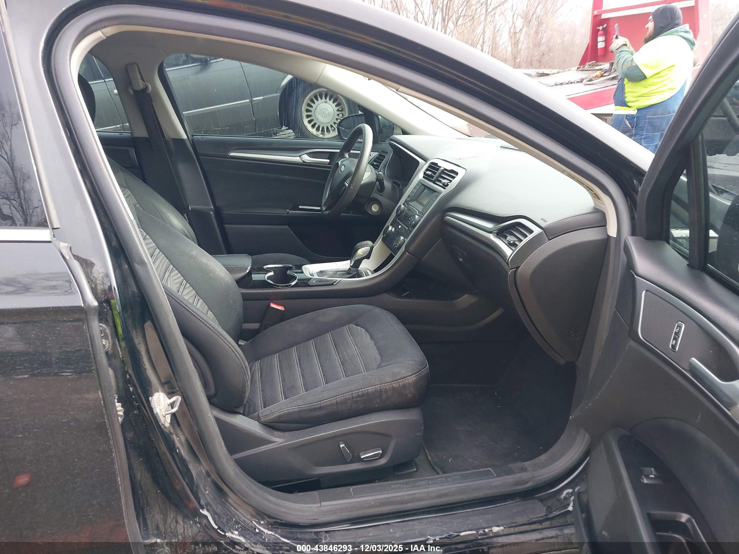 FORD FUSION image 5