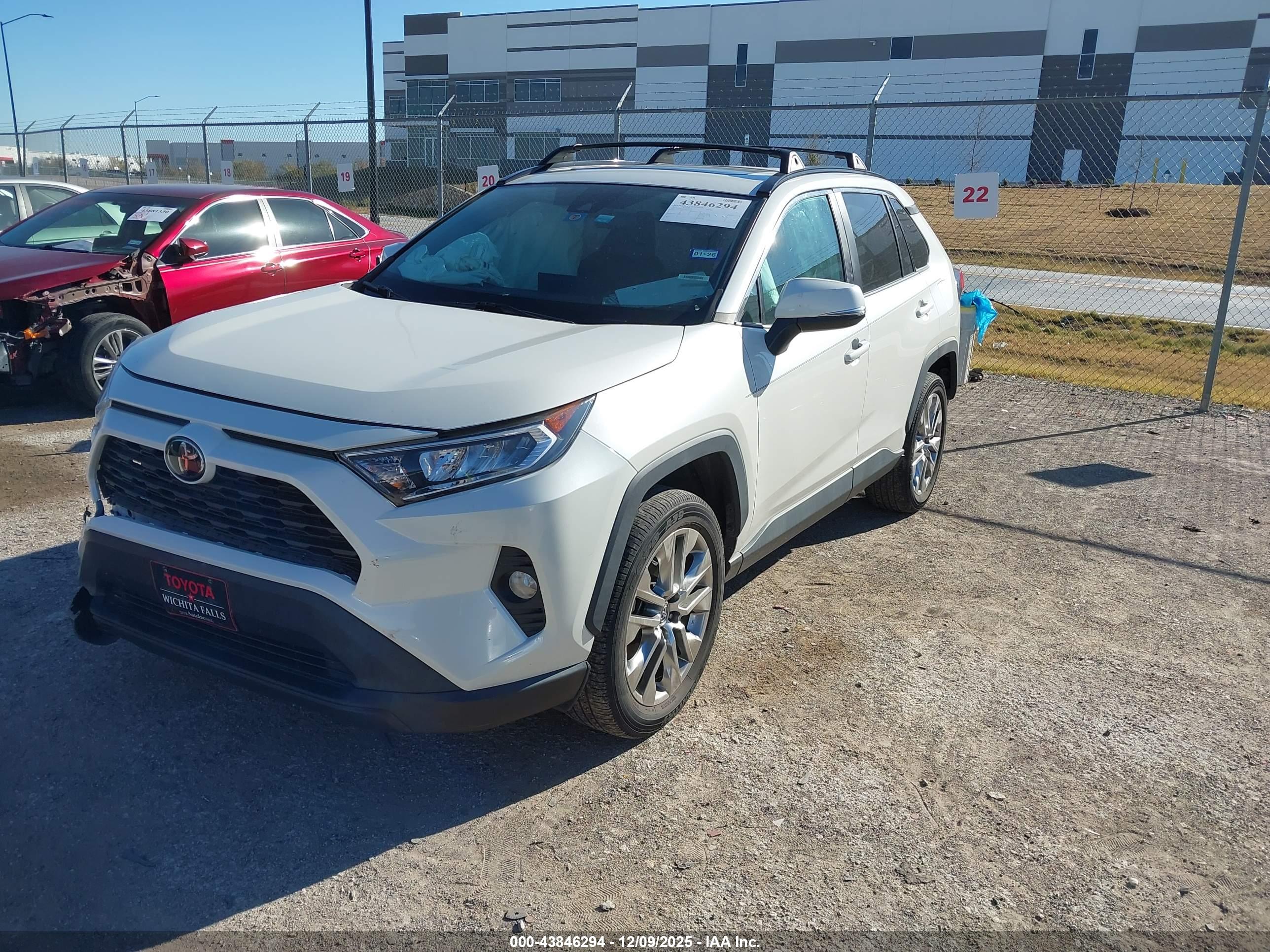 TOYOTA RAV4 image 2
