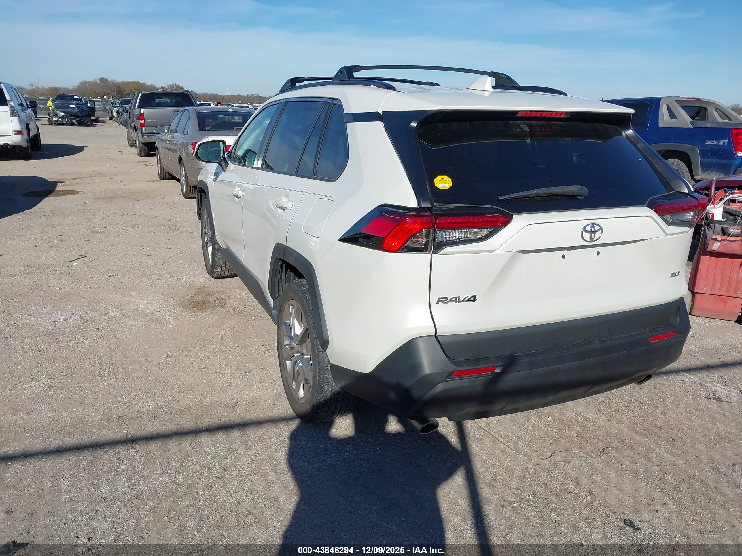 TOYOTA RAV4 image 3