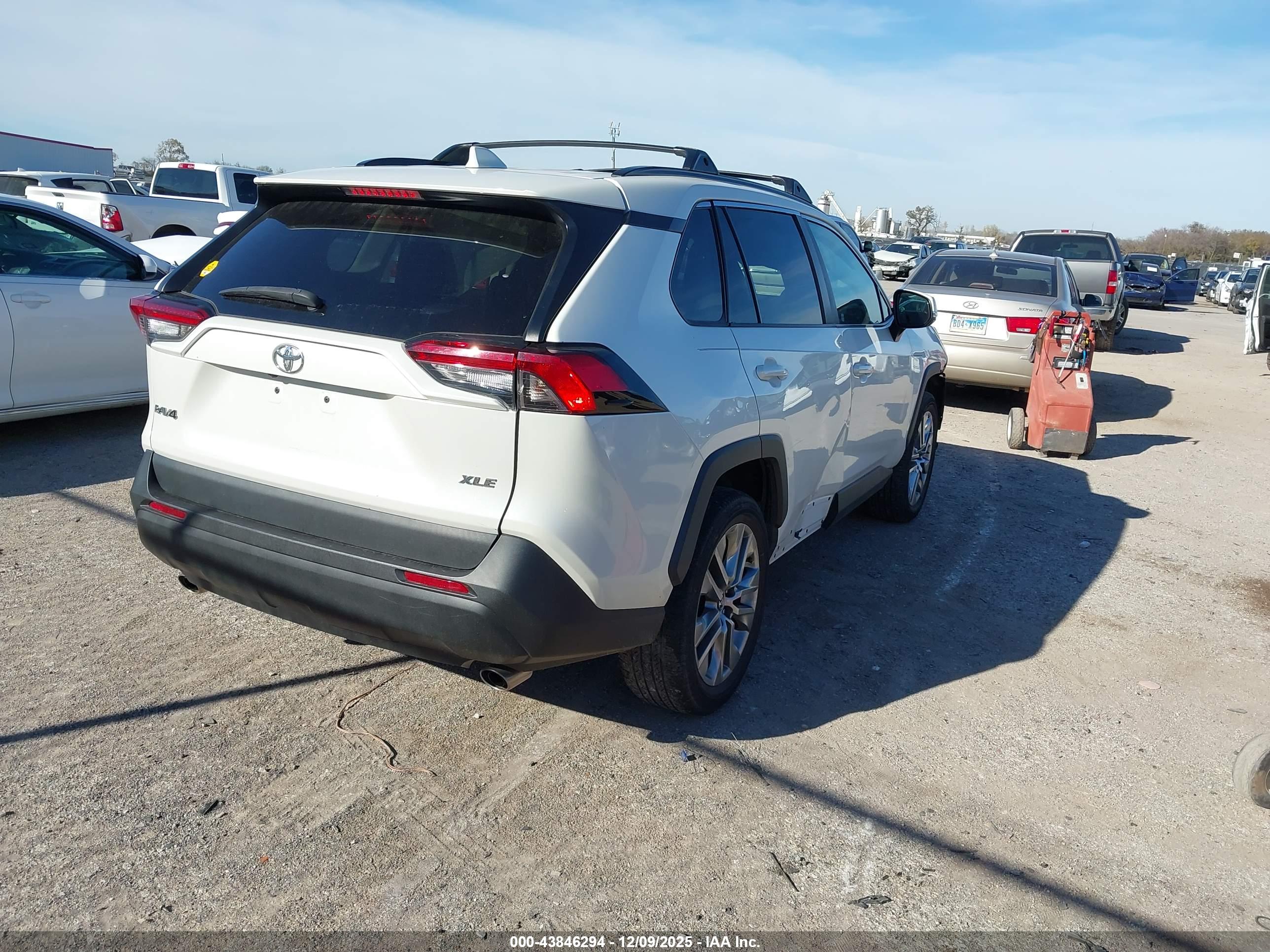 TOYOTA RAV4 image 4