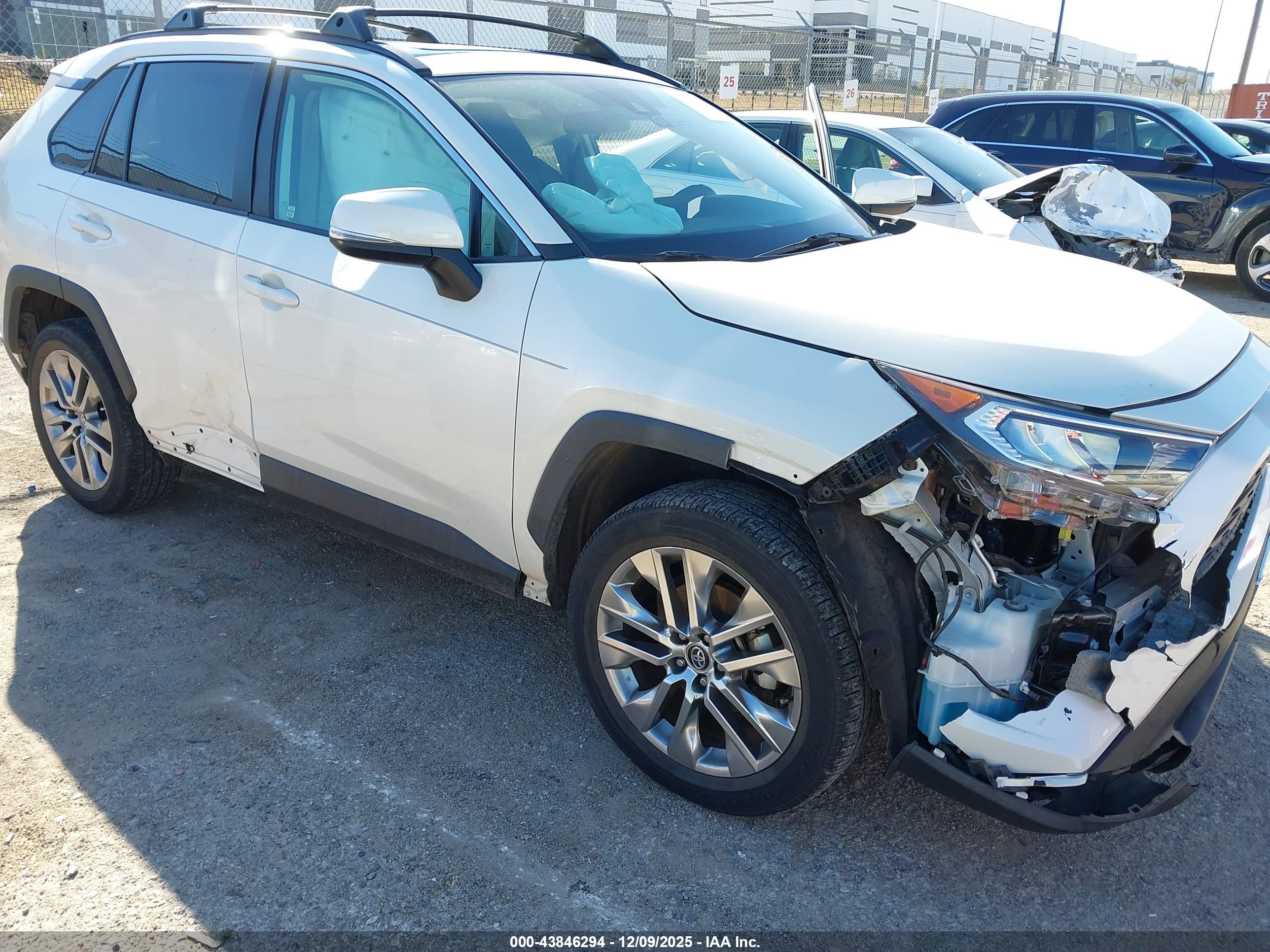 TOYOTA RAV4 image 6
