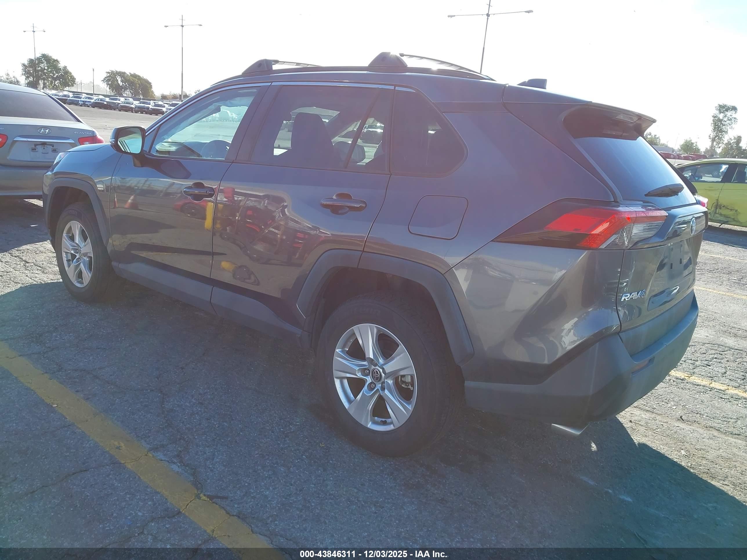 TOYOTA RAV4 image 3