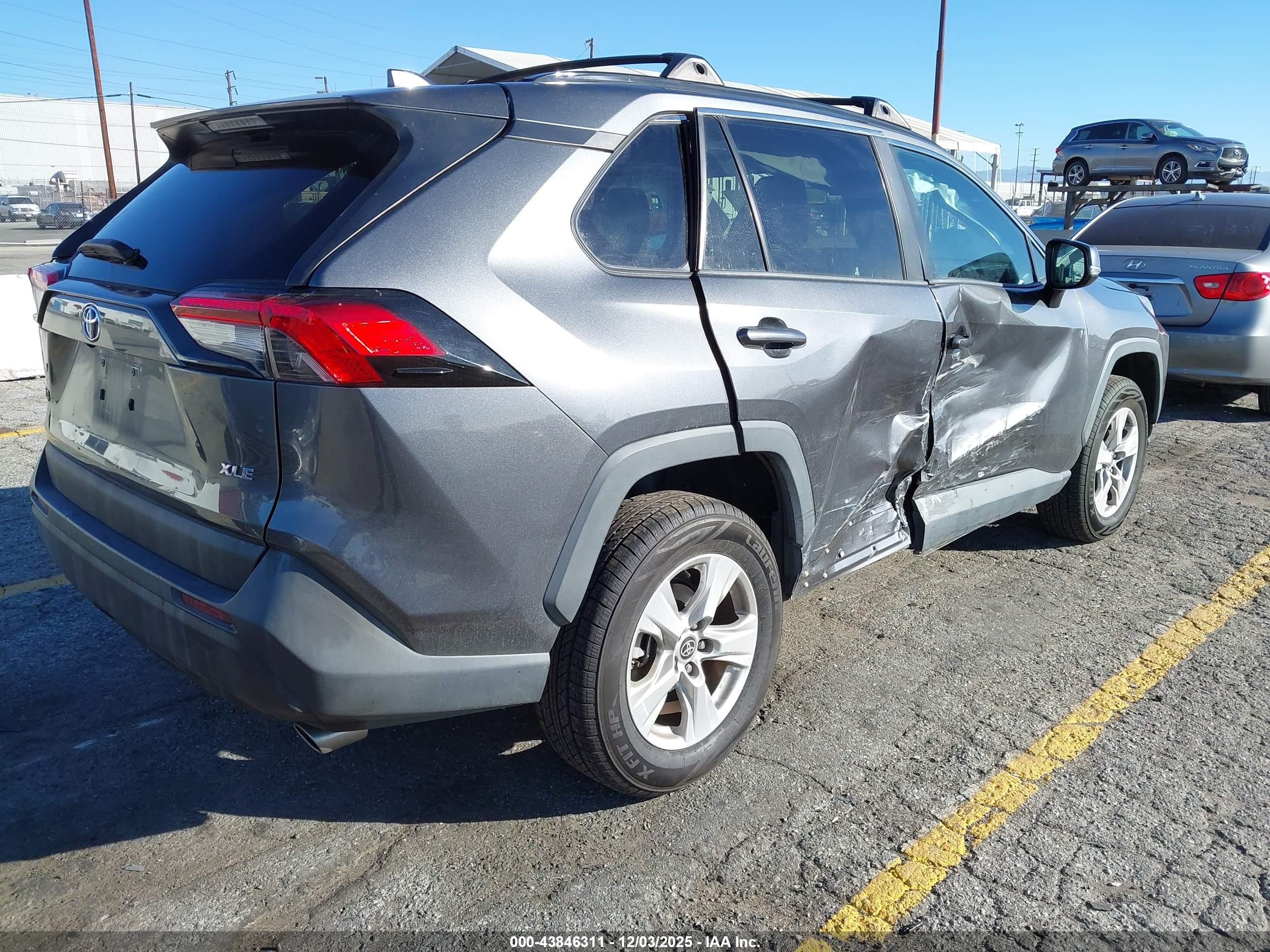 TOYOTA RAV4 image 4