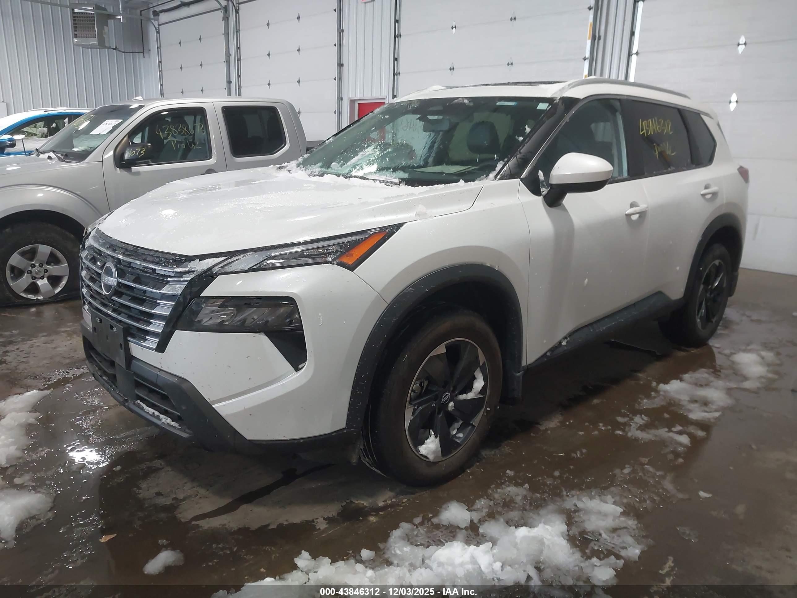 NISSAN ROGUE image 2