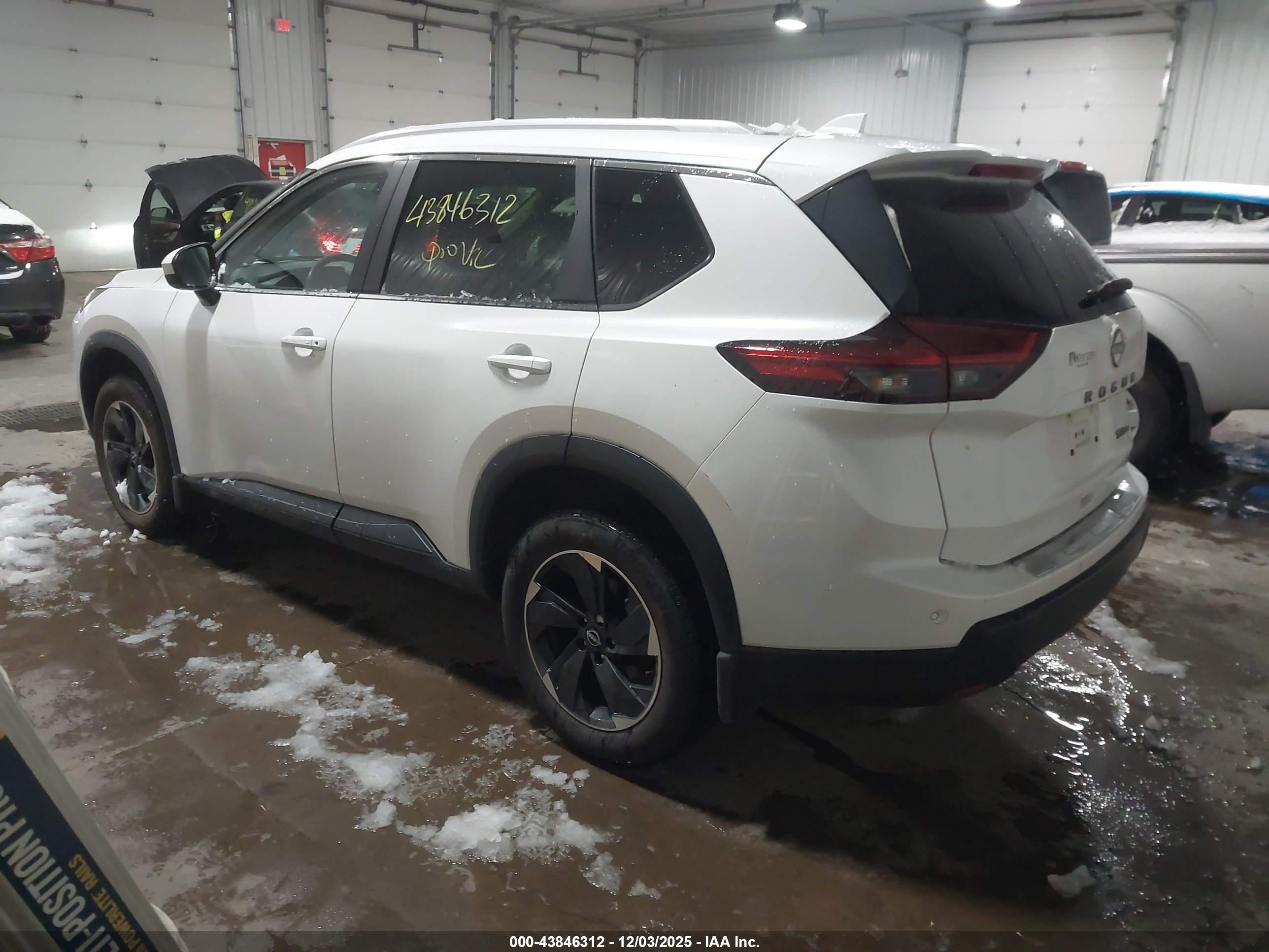 NISSAN ROGUE image 3