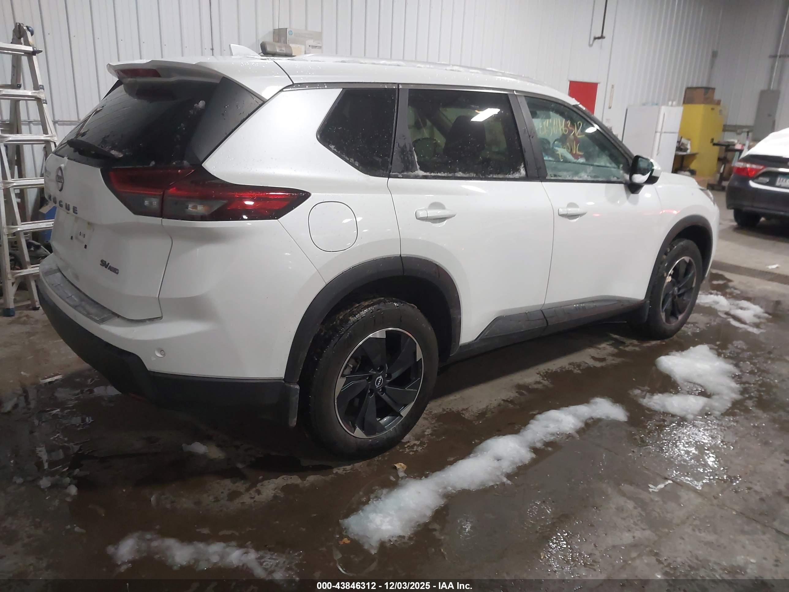 NISSAN ROGUE image 4