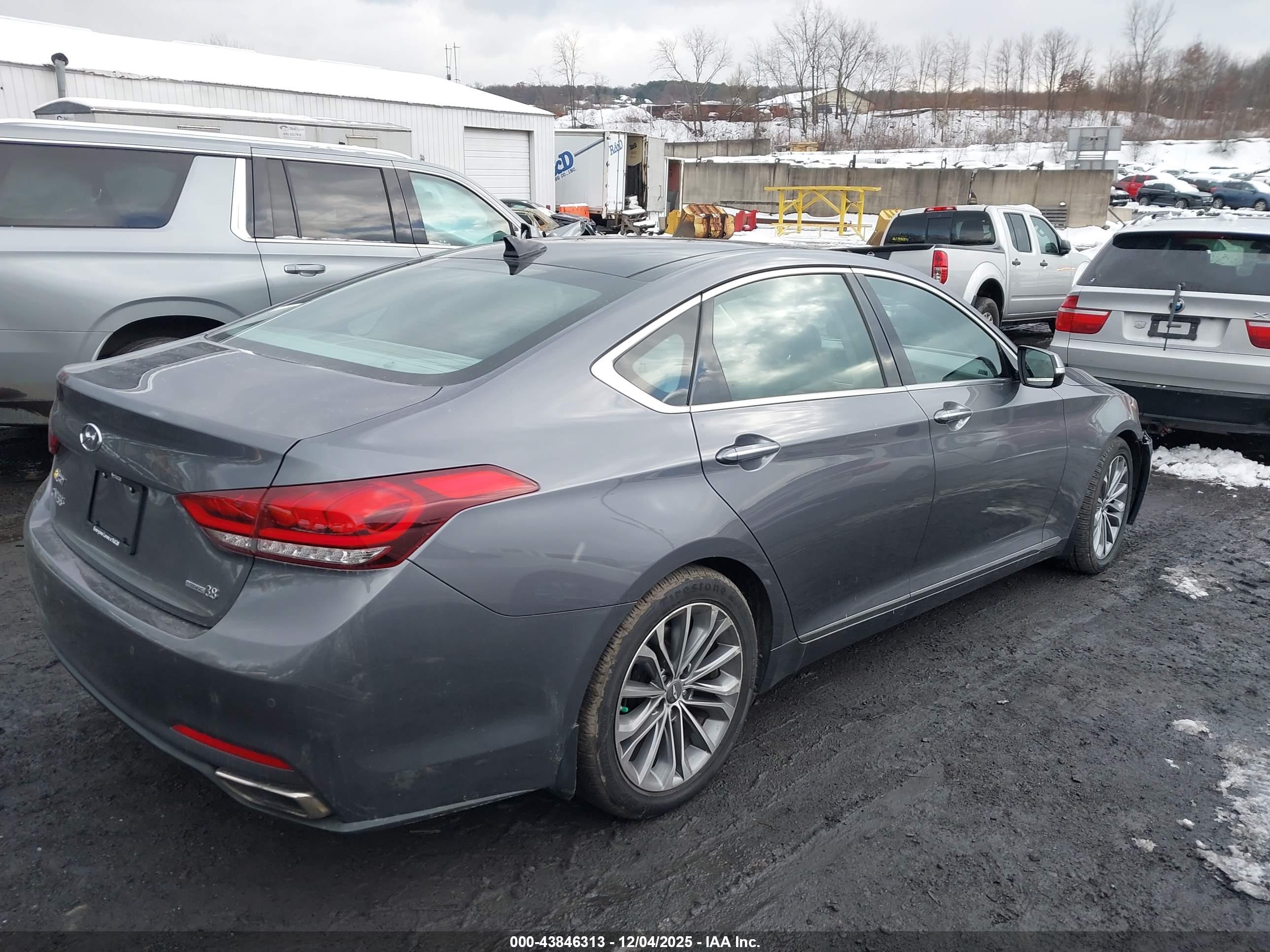 HYUNDAI GENESIS image 4