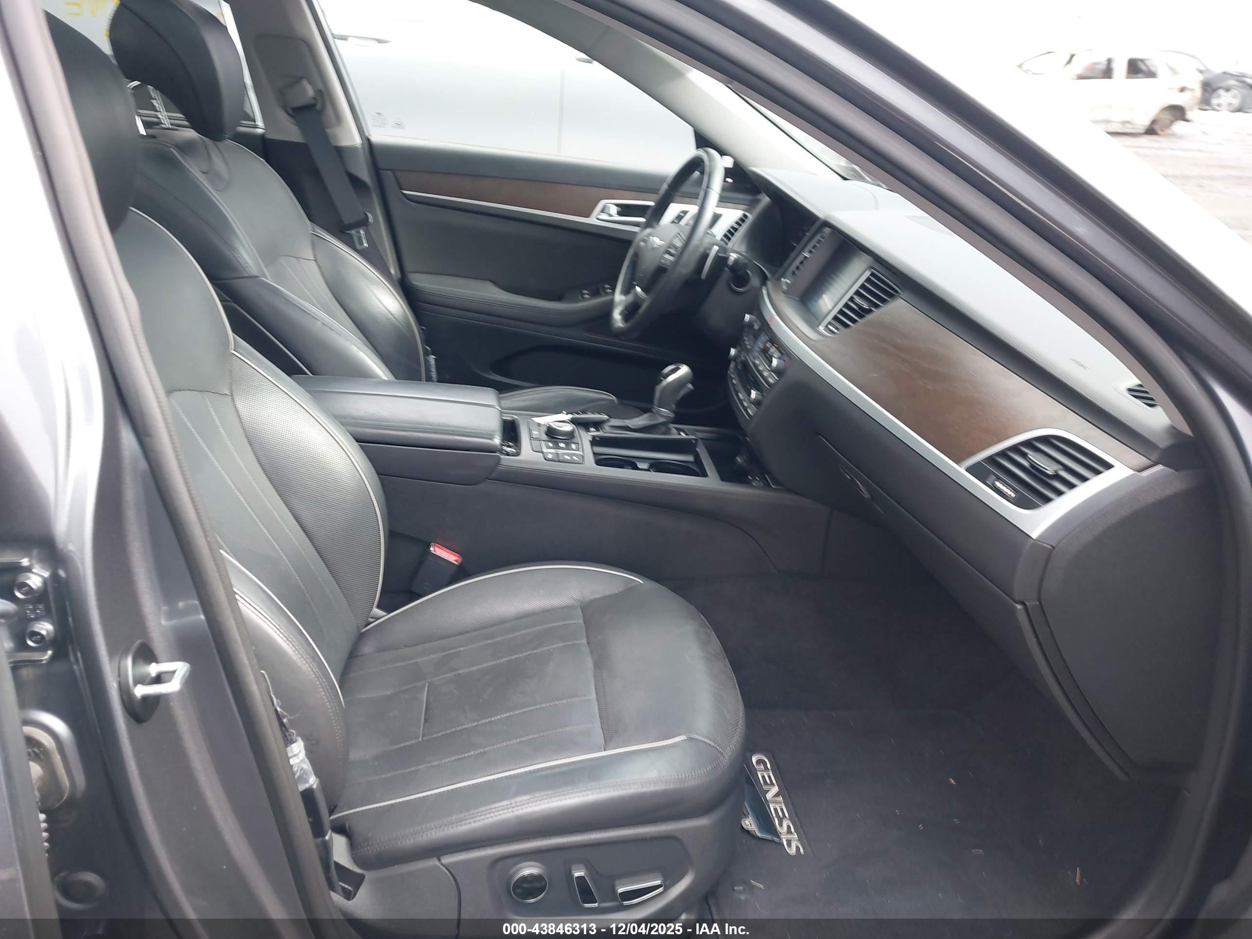 HYUNDAI GENESIS image 5