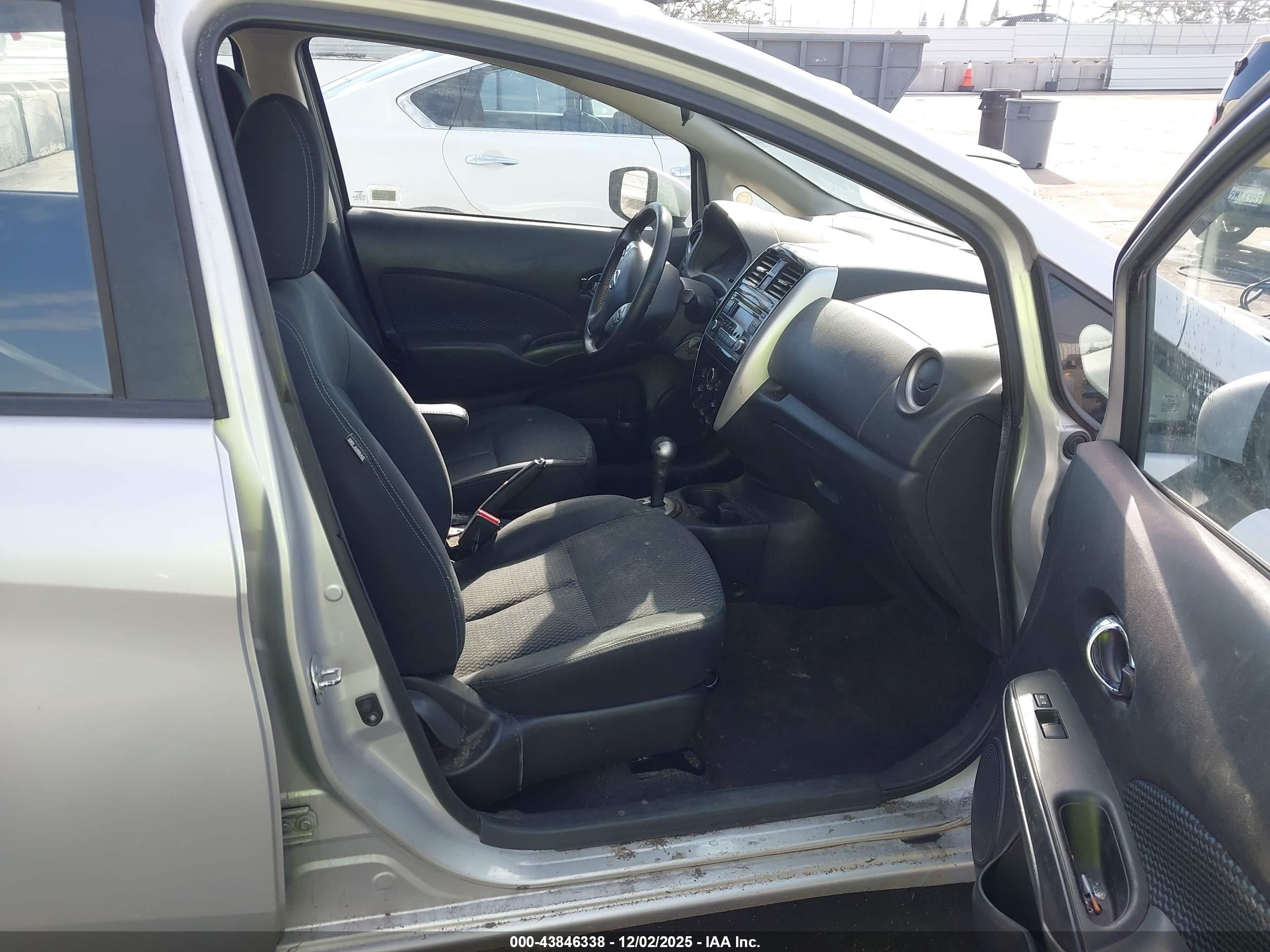 NISSAN VERSA image 5