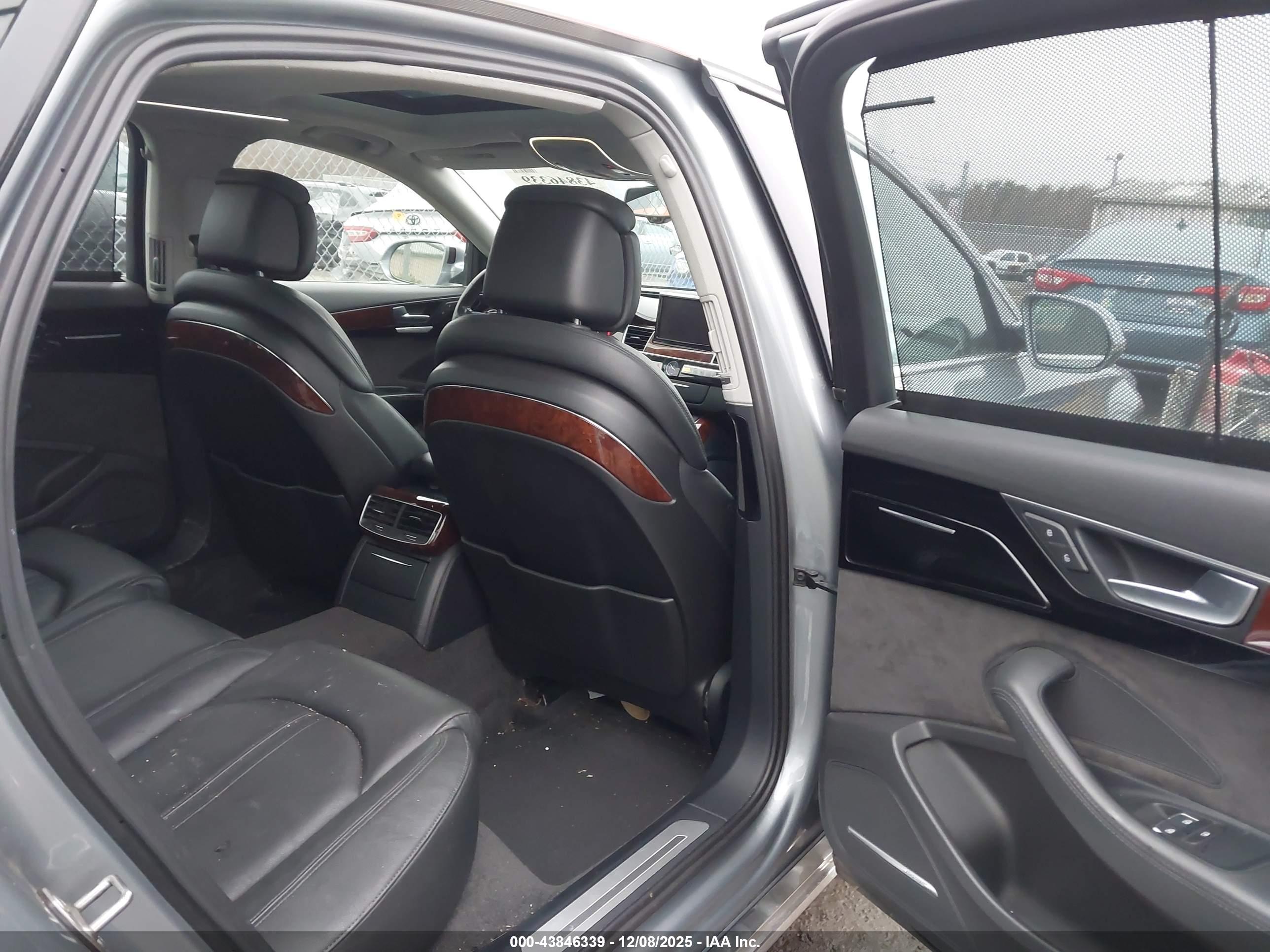 AUDI A8 image 8