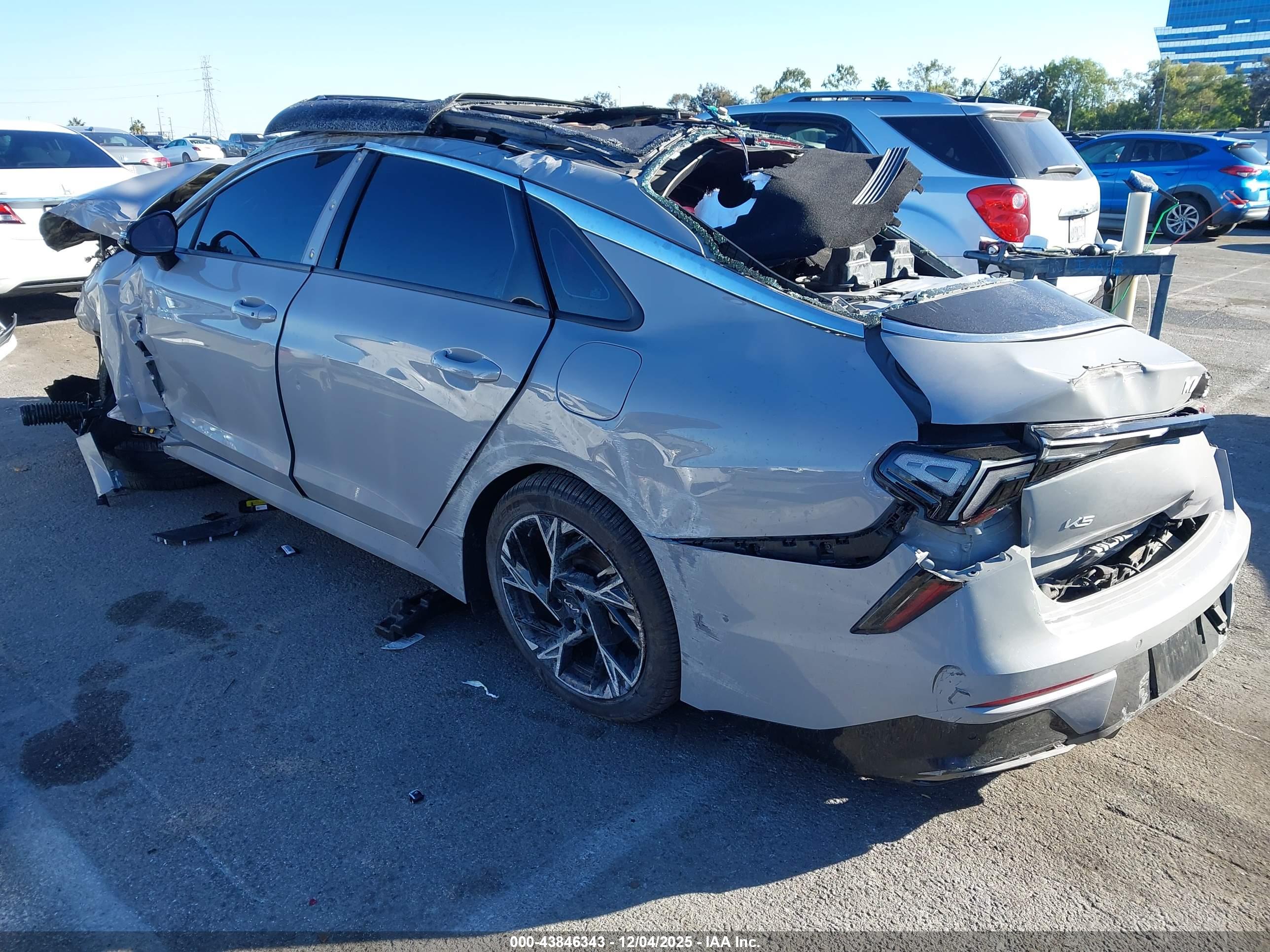 KIA K5 image 3