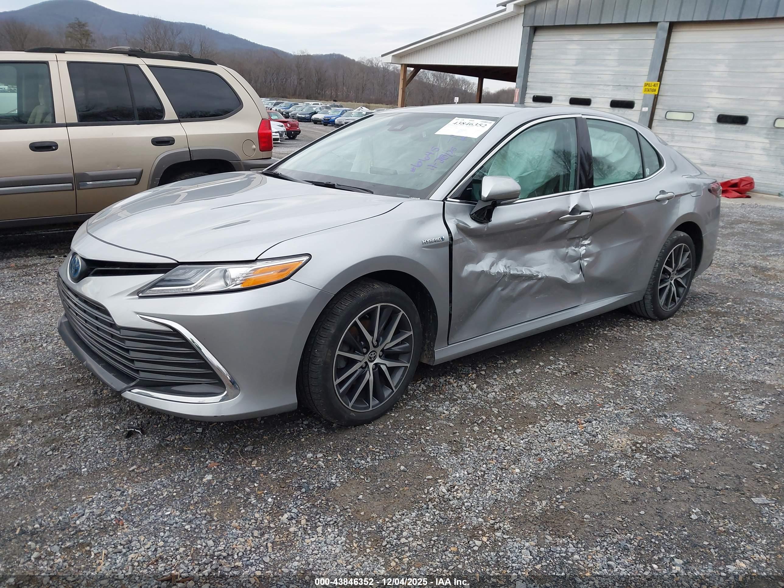 TOYOTA CAMRY image 2