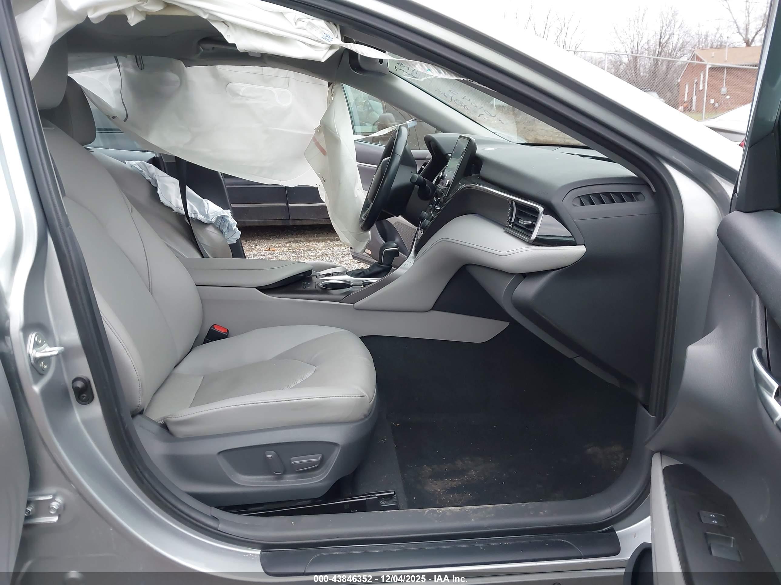 TOYOTA CAMRY image 5