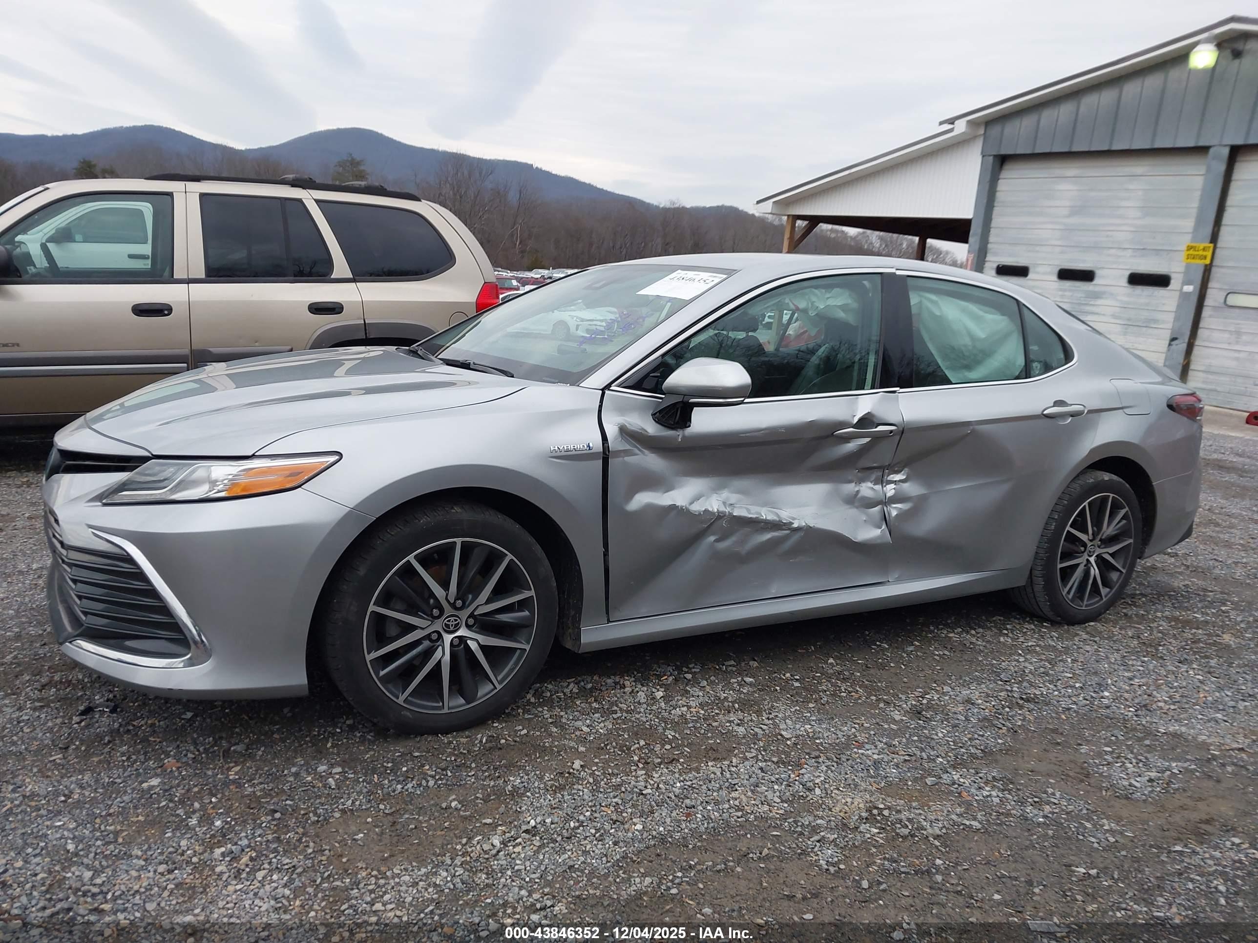 TOYOTA CAMRY image 6