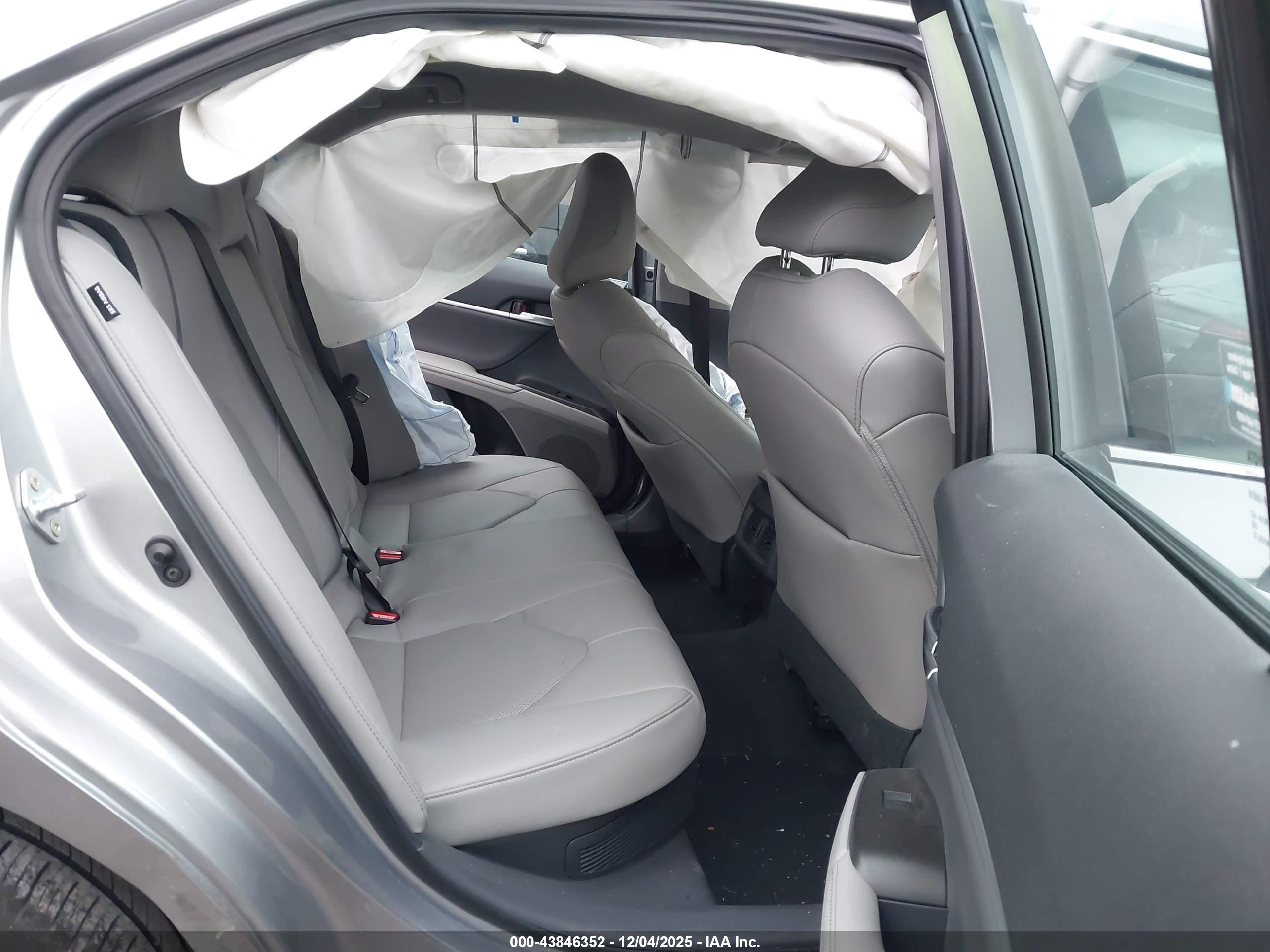 TOYOTA CAMRY image 8