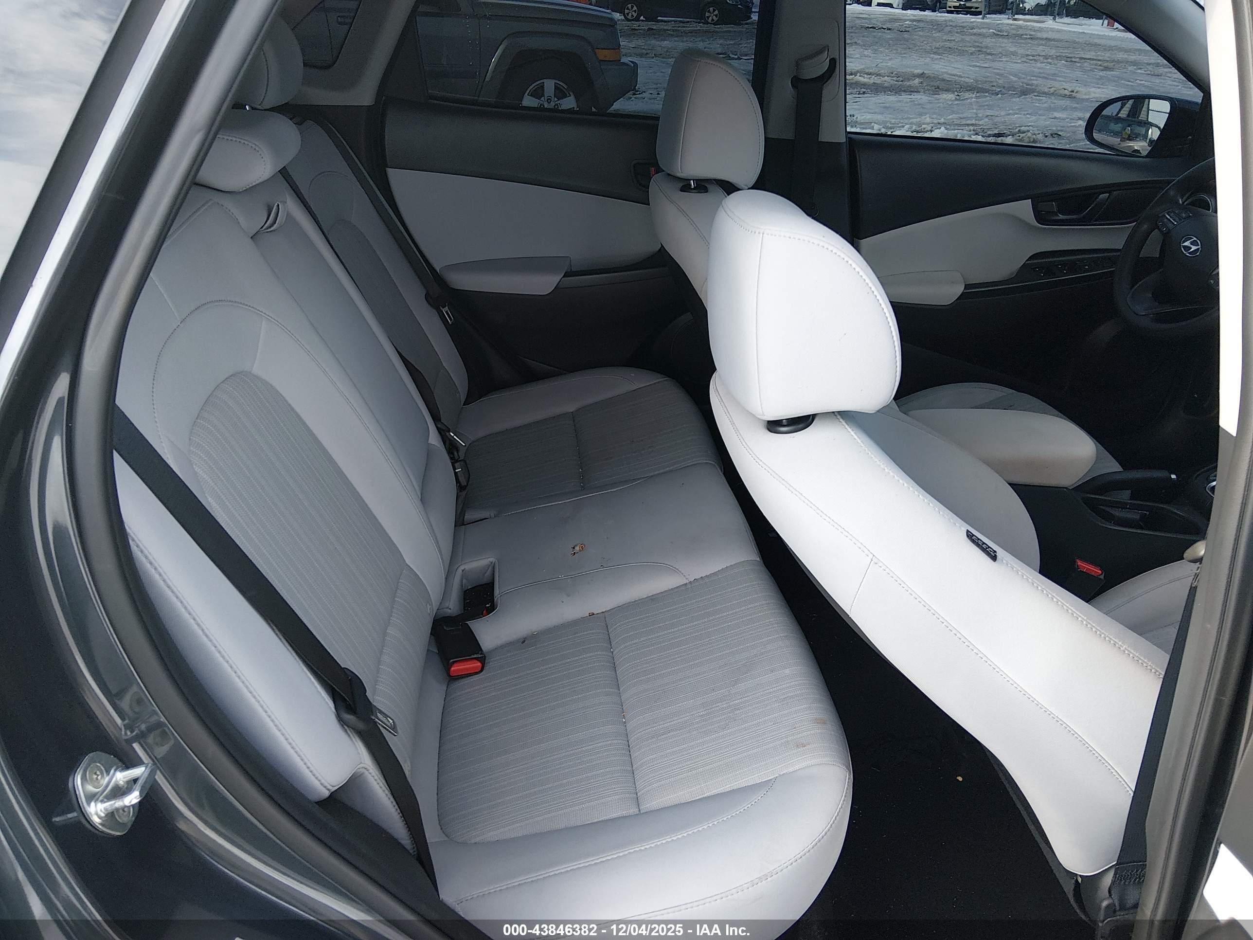 HYUNDAI KONA image 8
