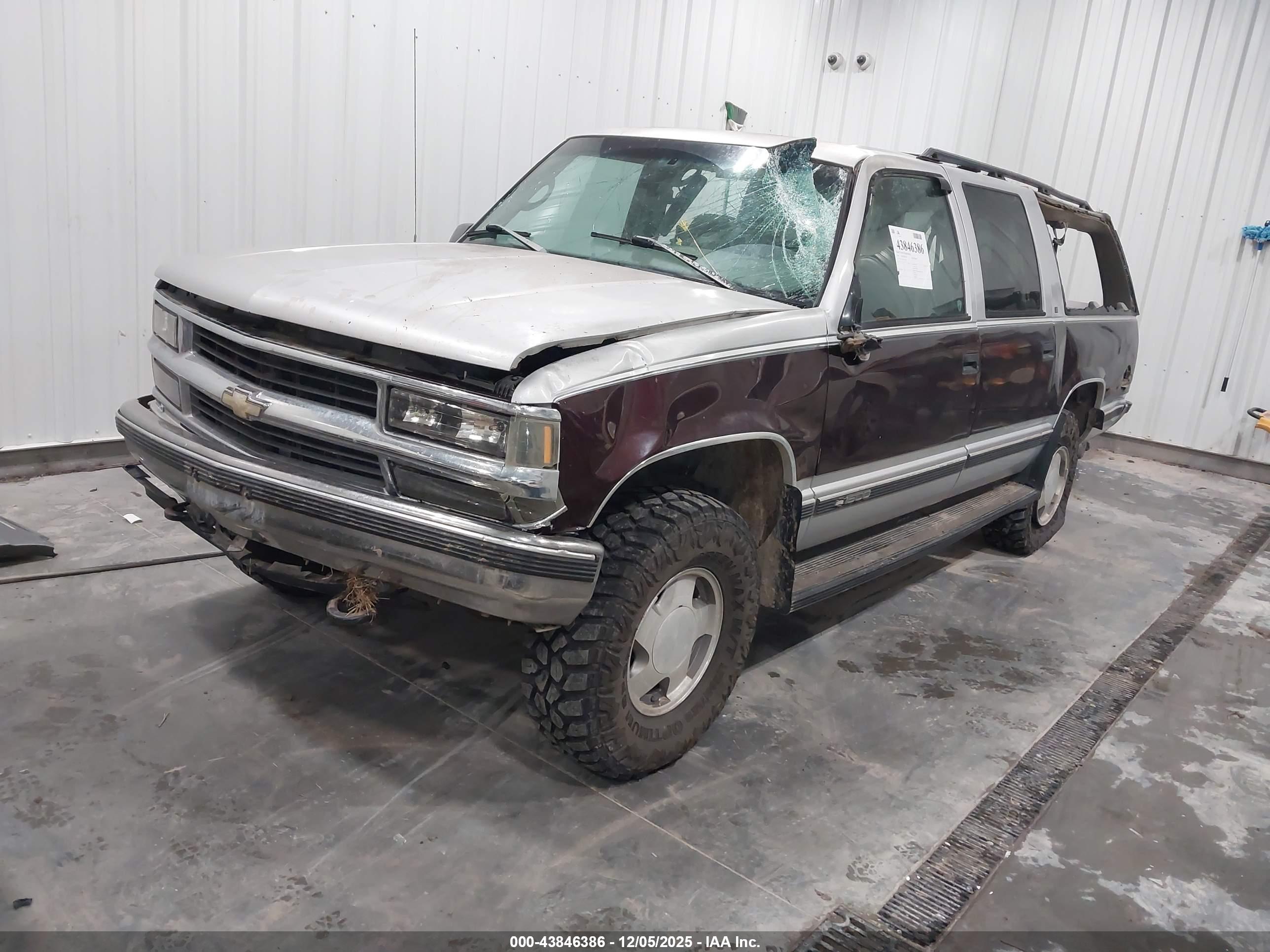 CHEVROLET SUBURBAN image 2