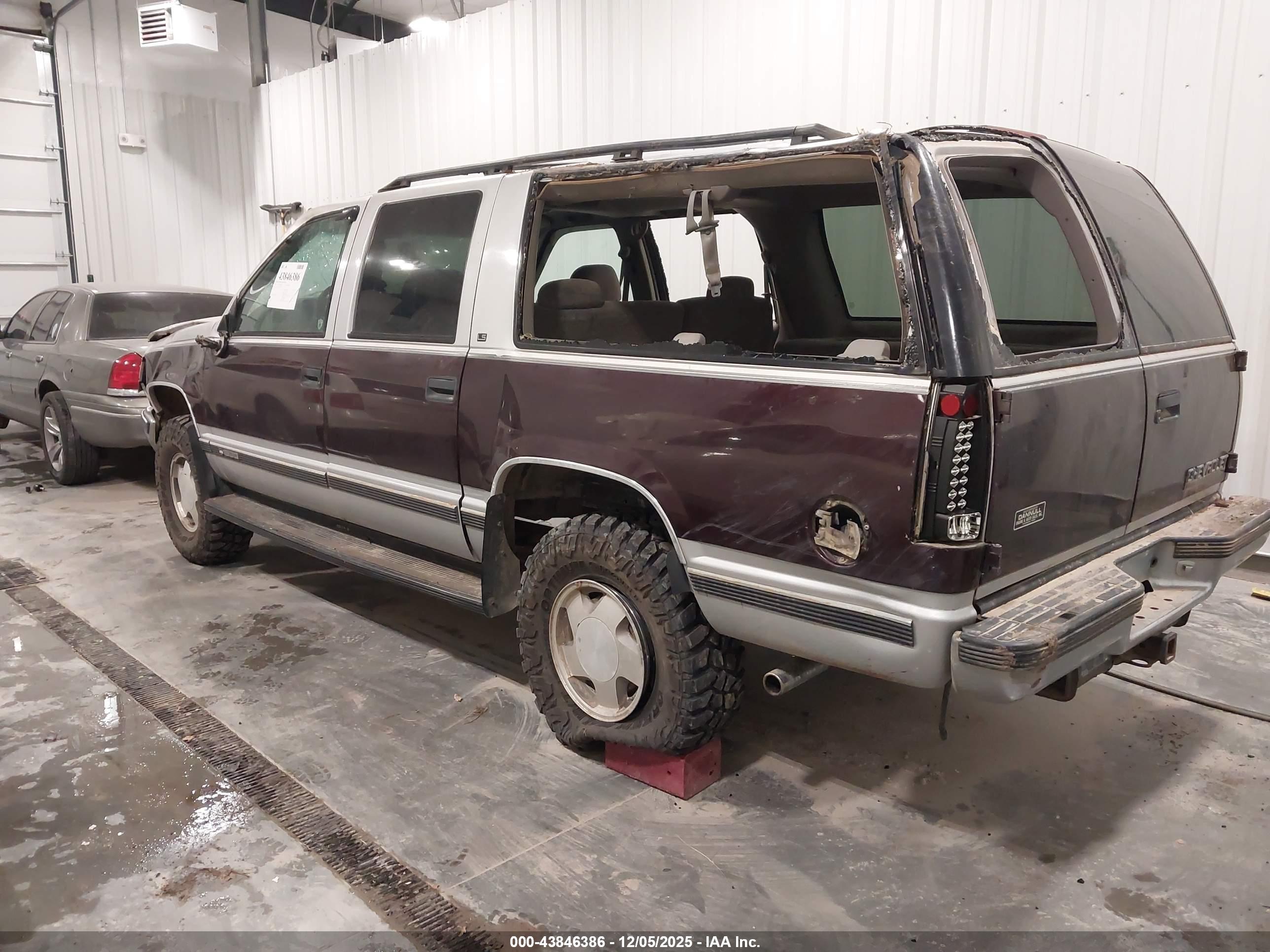 CHEVROLET SUBURBAN image 3