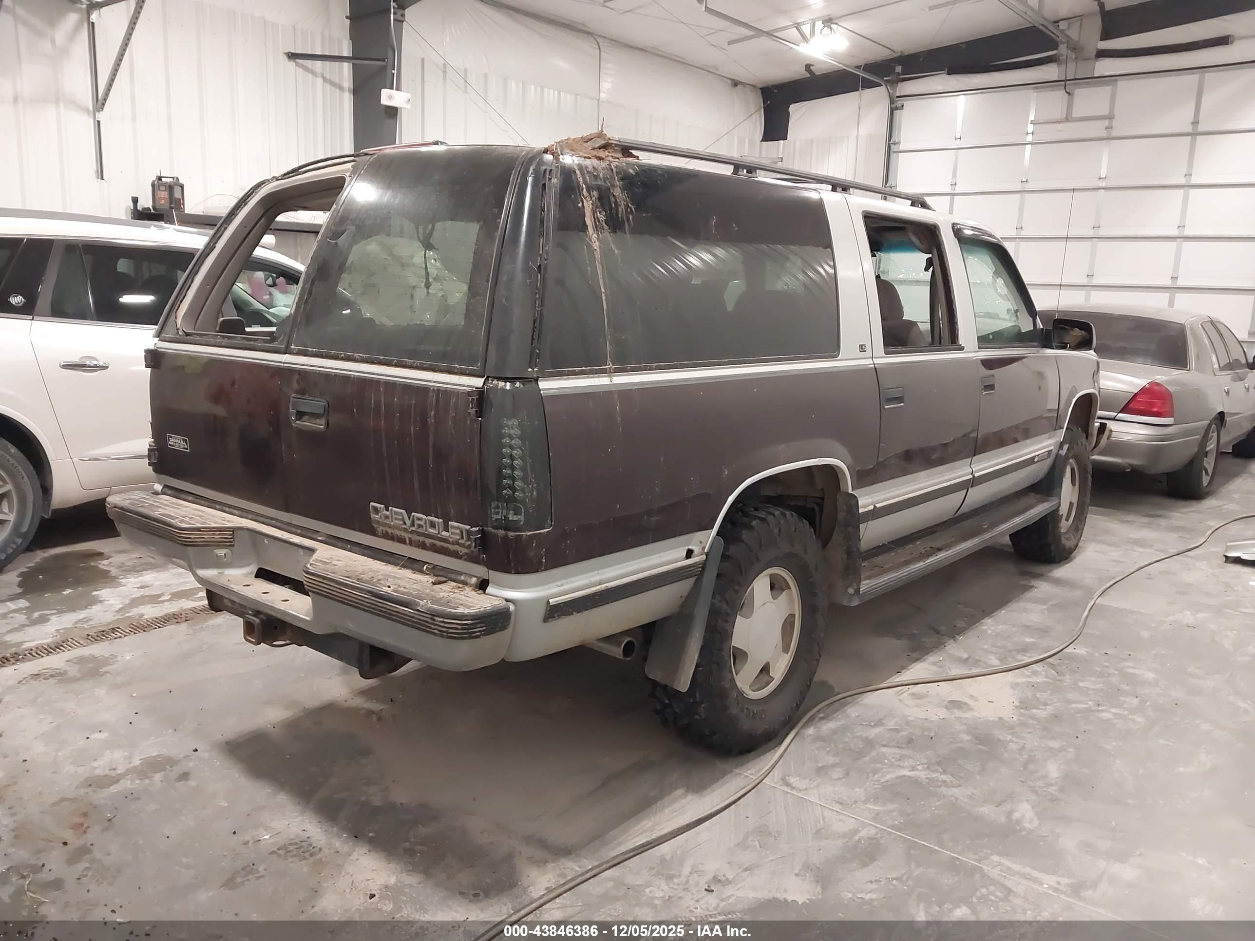 CHEVROLET SUBURBAN image 4