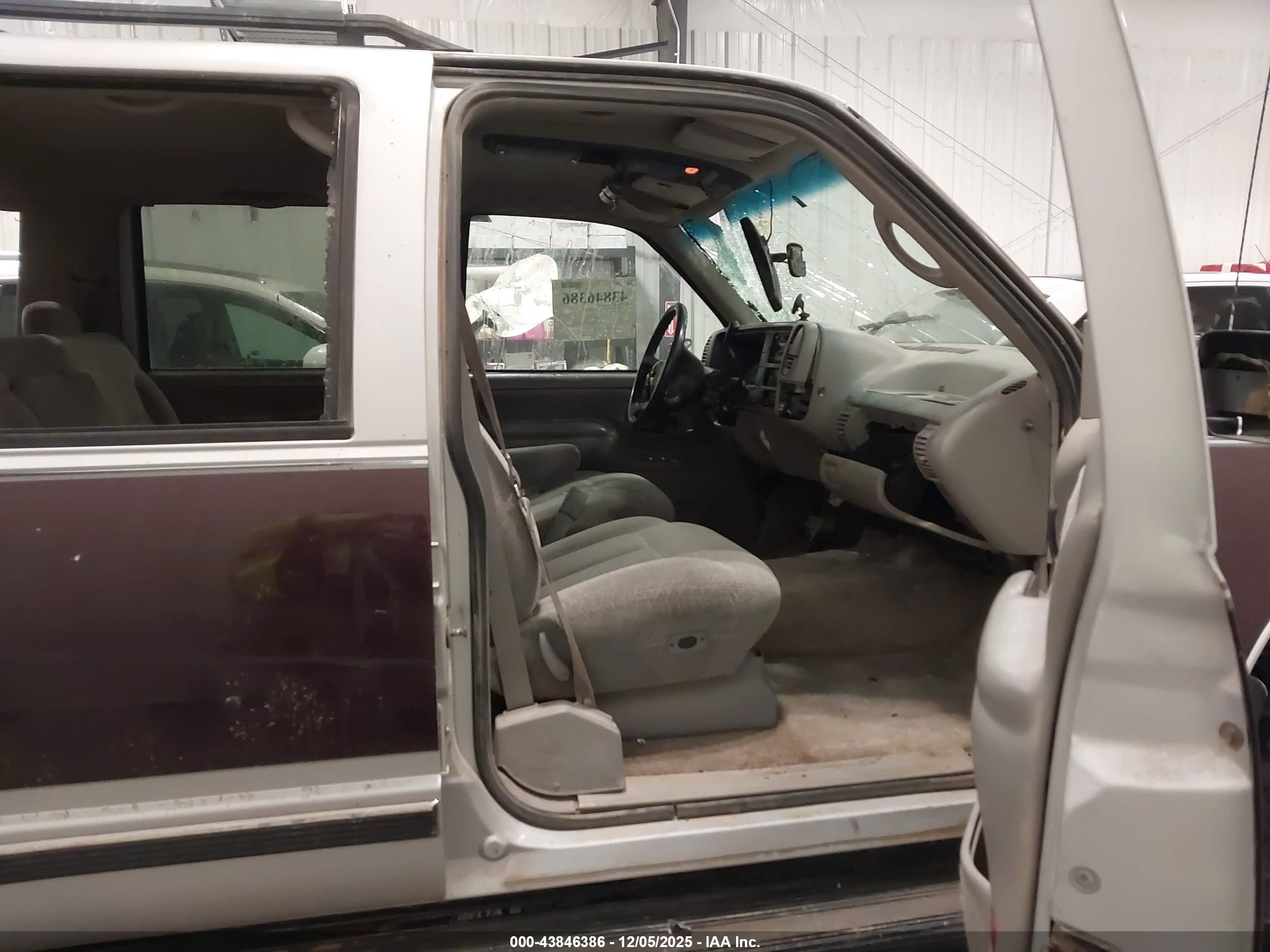 CHEVROLET SUBURBAN image 5