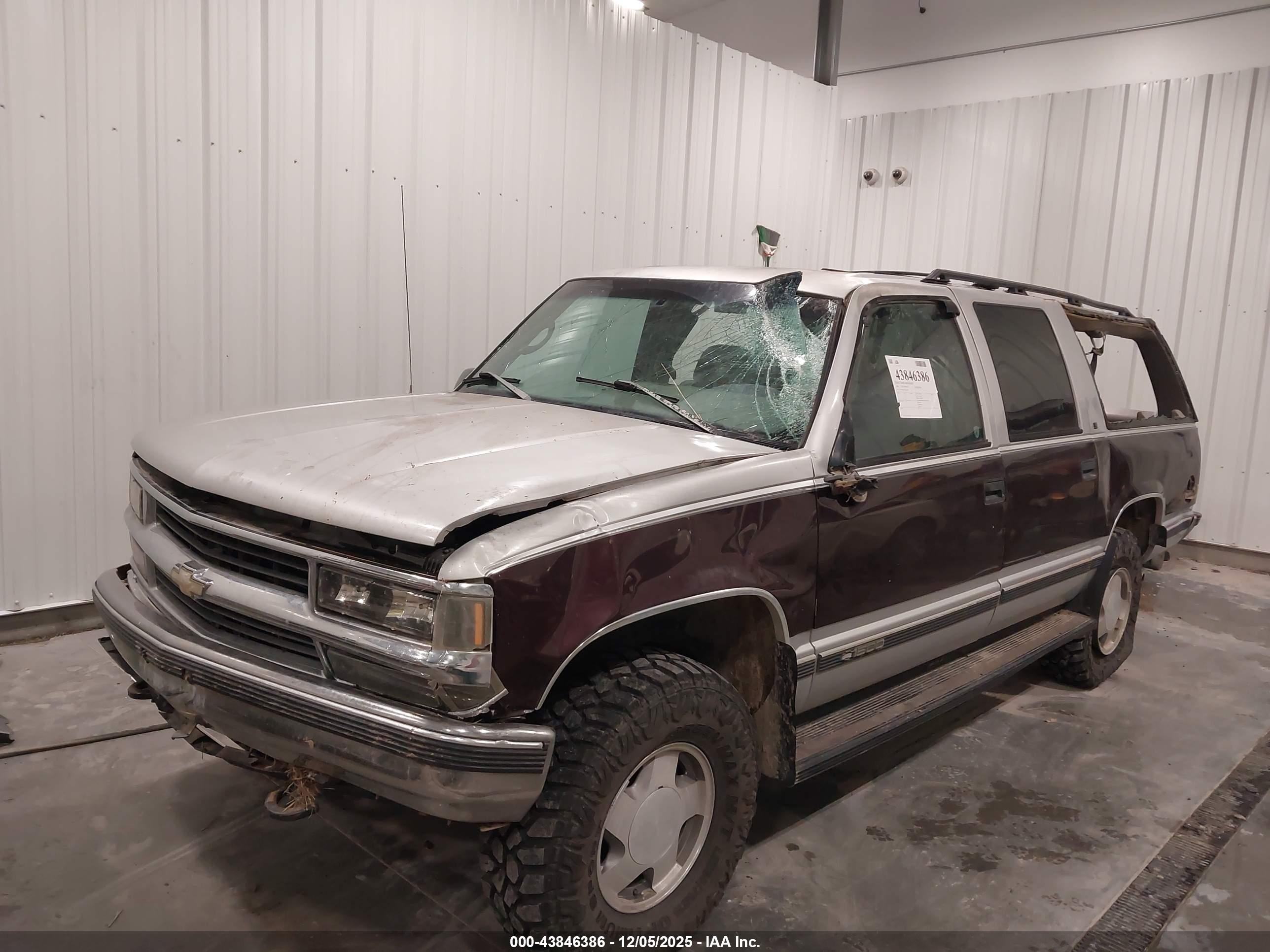 CHEVROLET SUBURBAN image 6