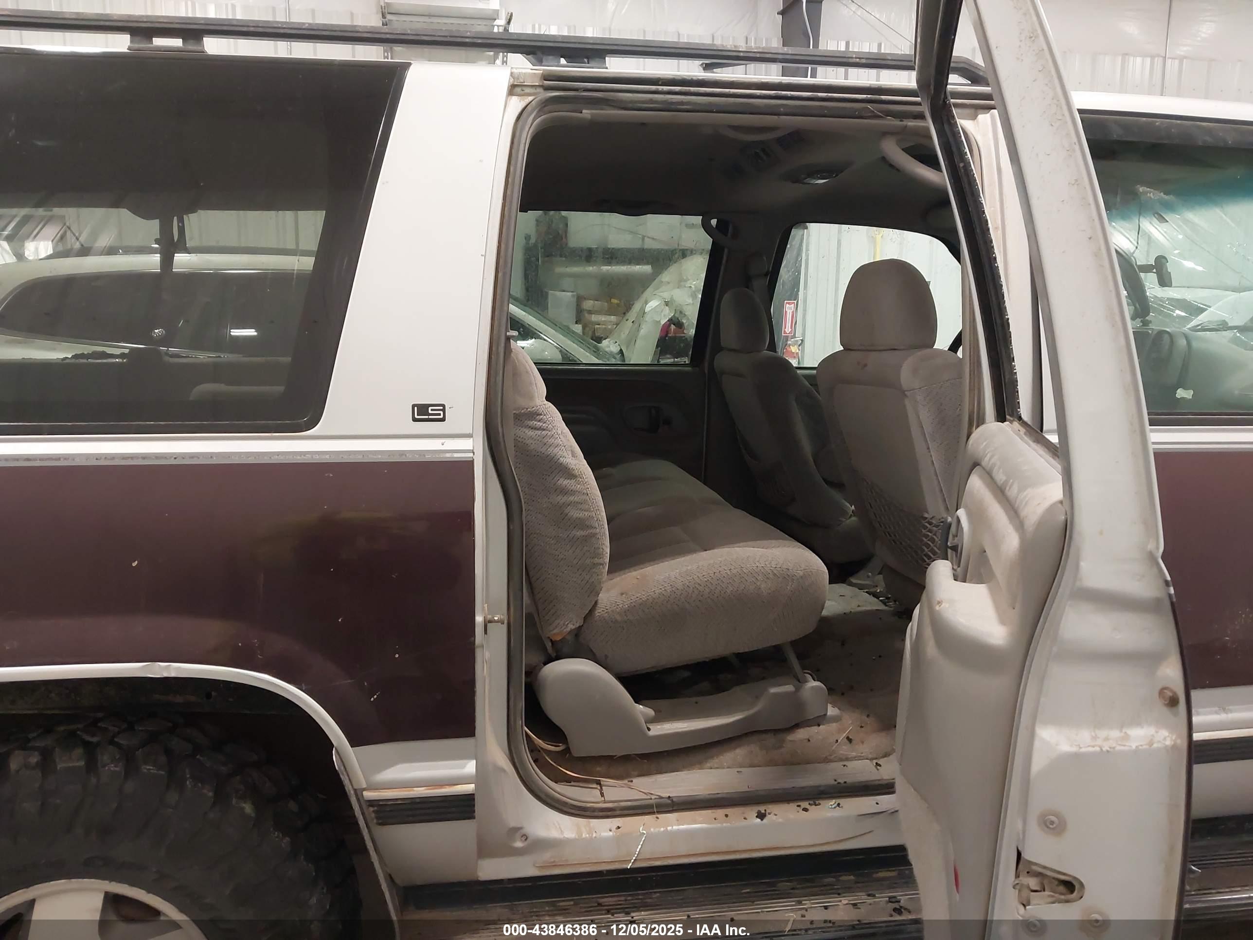 CHEVROLET SUBURBAN image 8