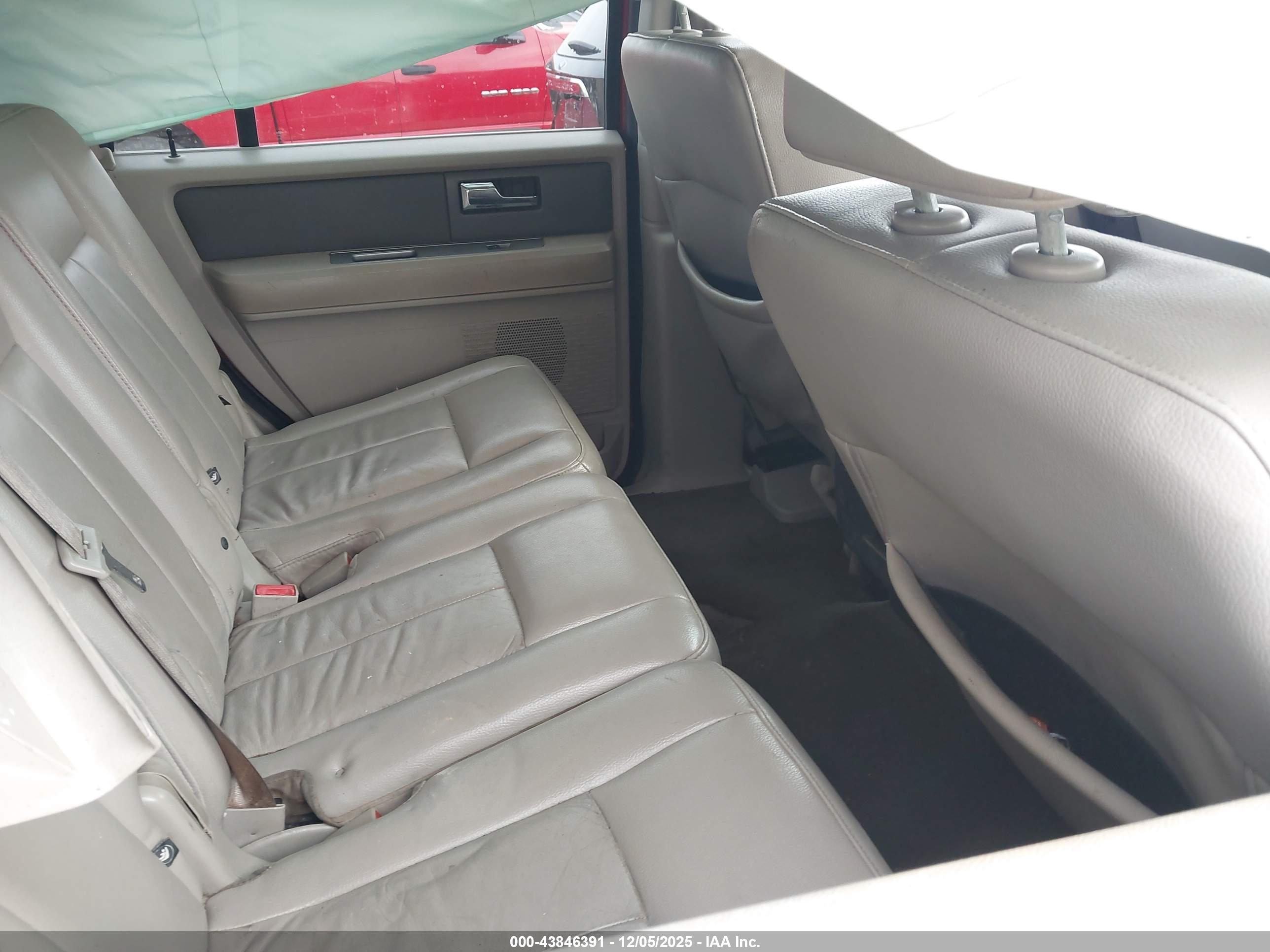 FORD EXPEDITION image 8