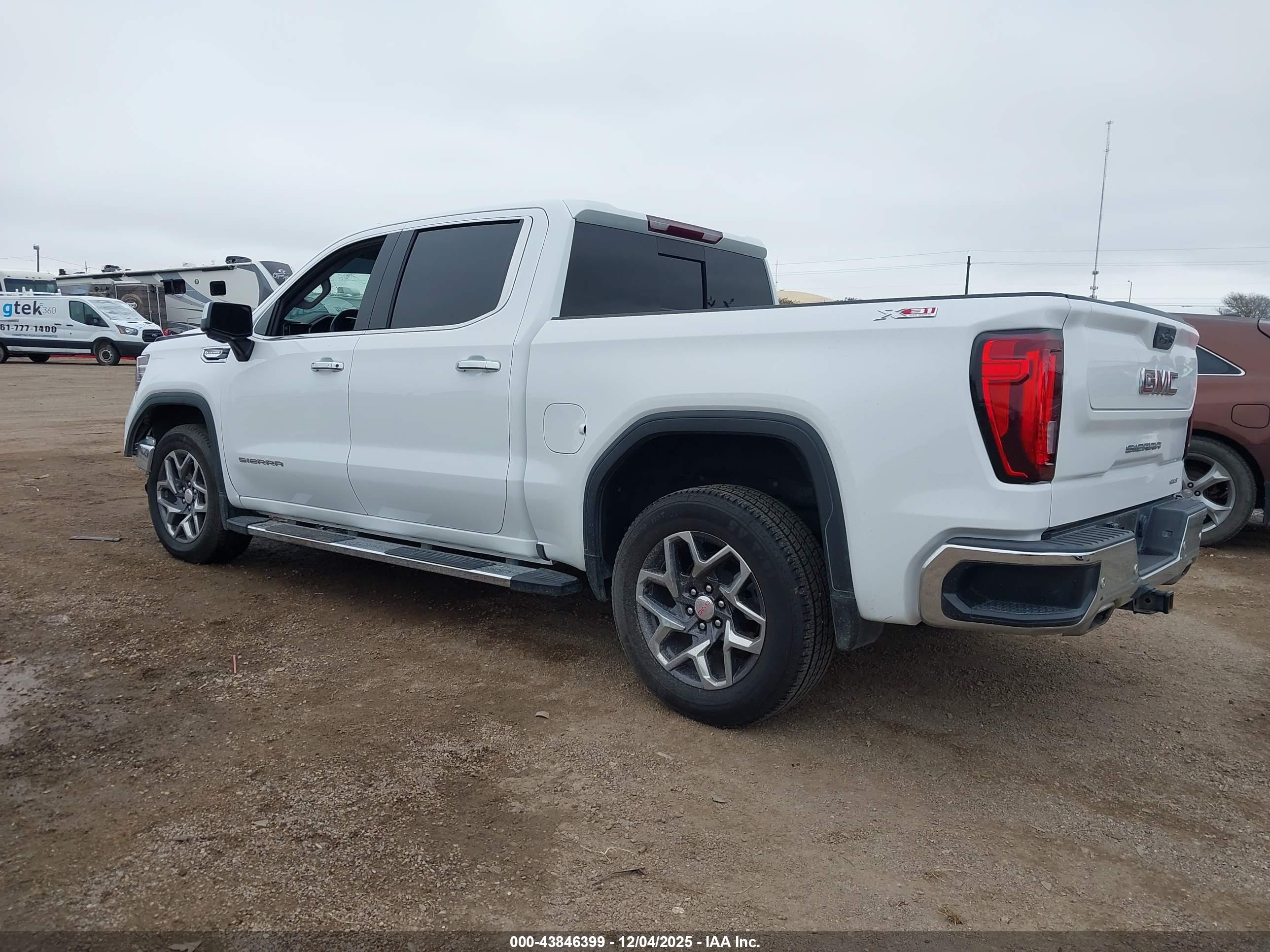 GMC SIERRA image 3