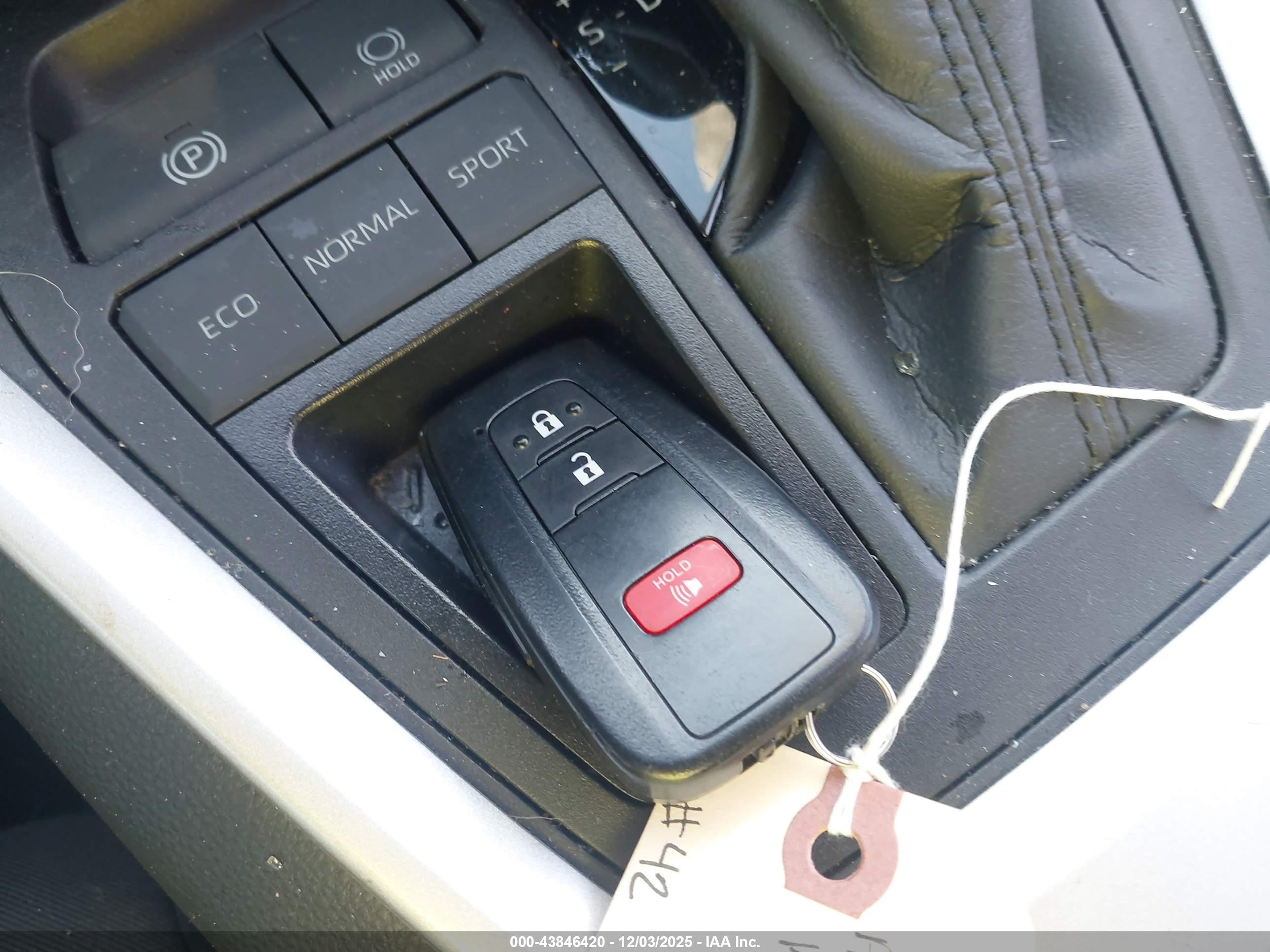 TOYOTA RAV4 image 11
