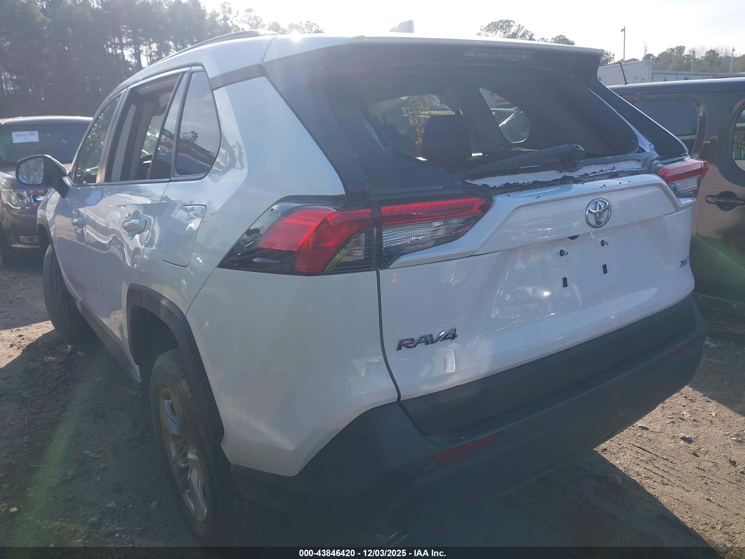 TOYOTA RAV4 image 3