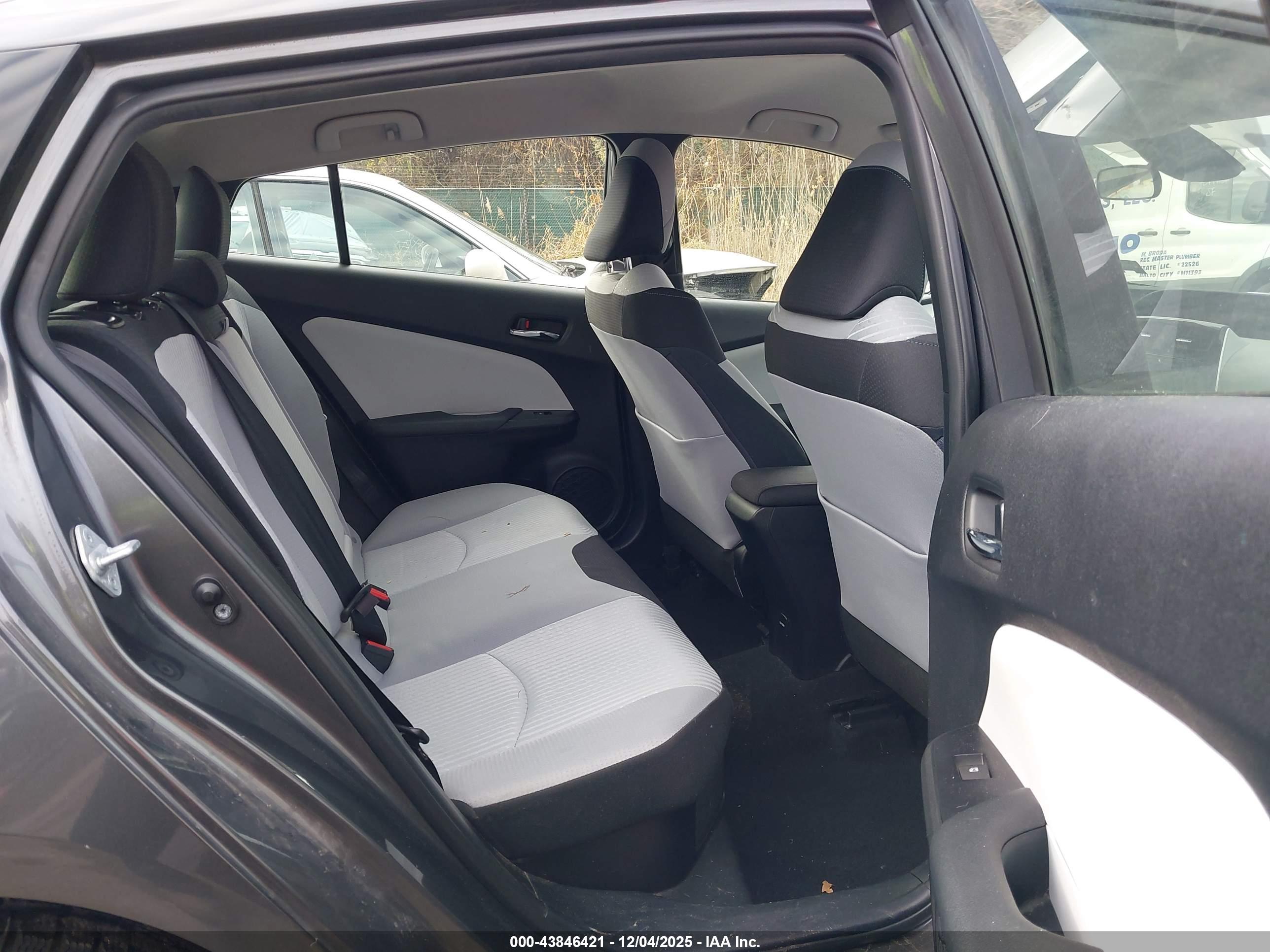 TOYOTA PRIUS image 8