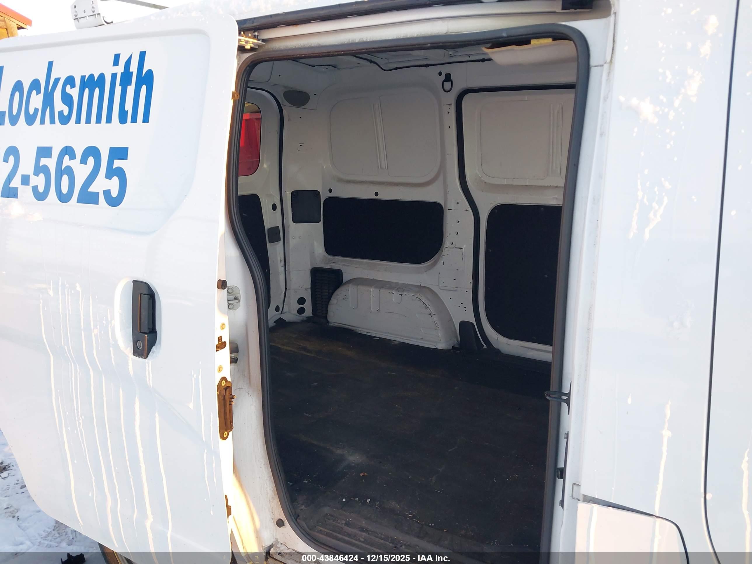 NISSAN NV200 image 8