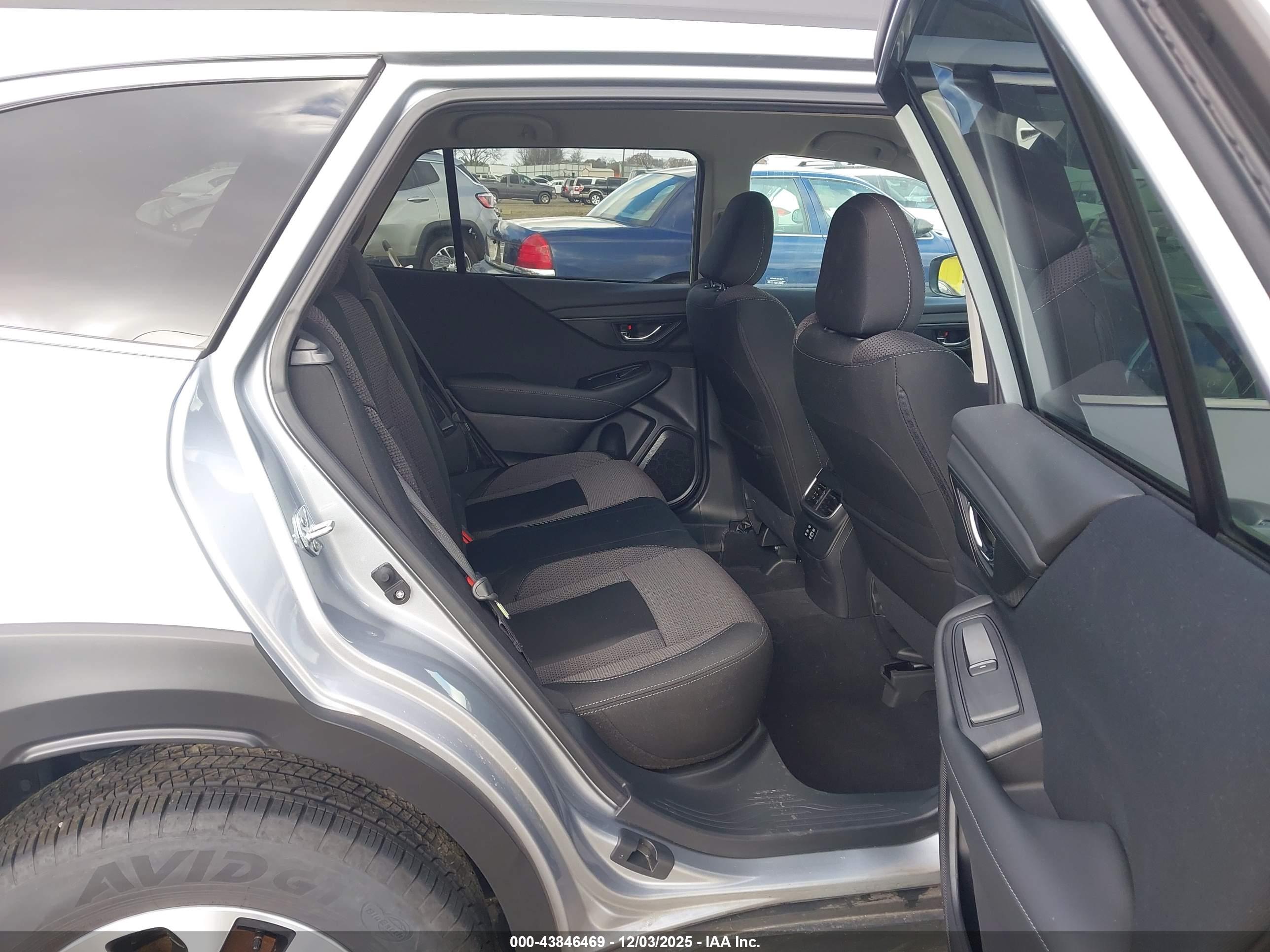 SUBARU OUTBACK image 8
