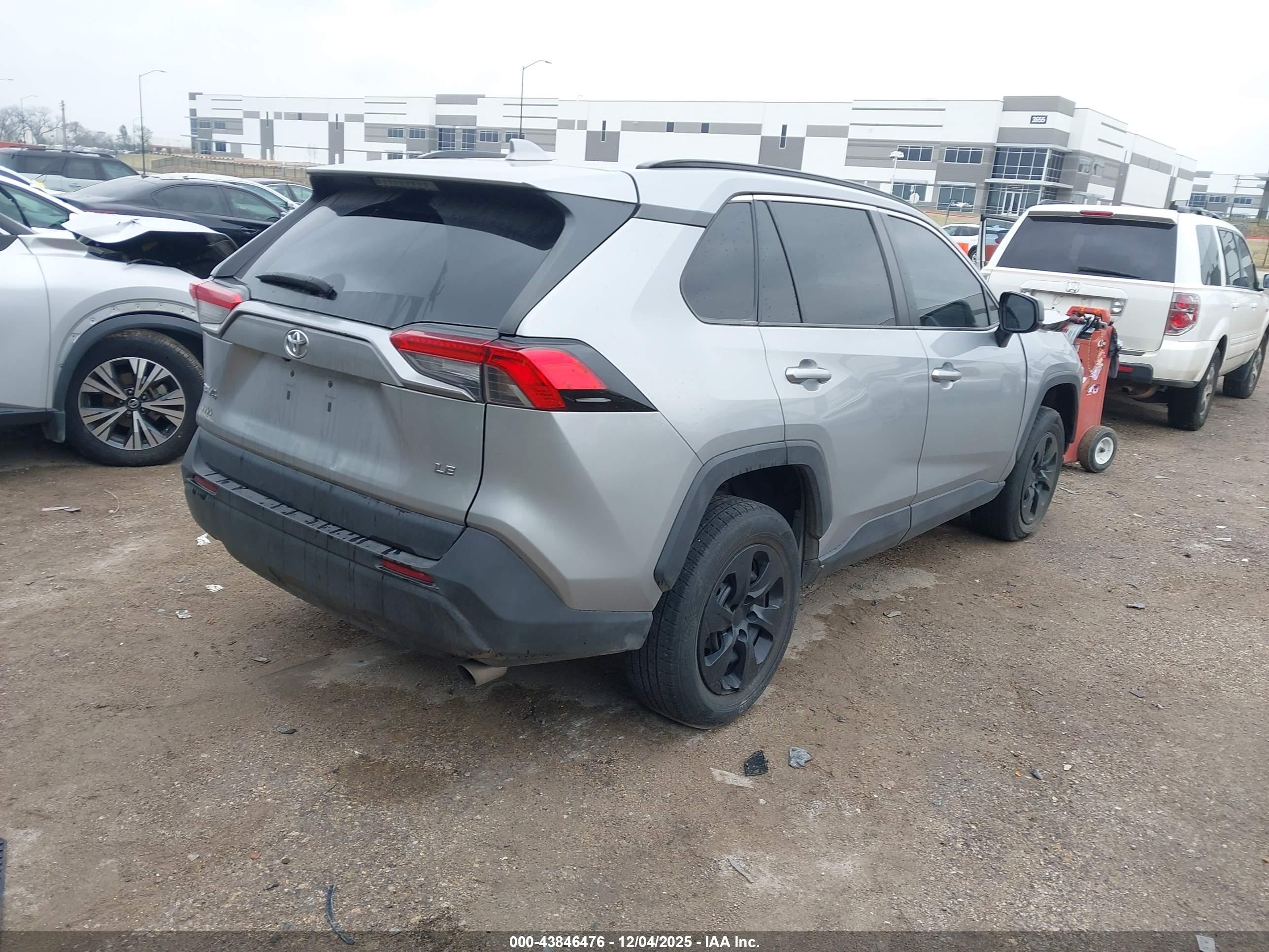 TOYOTA RAV4 image 4