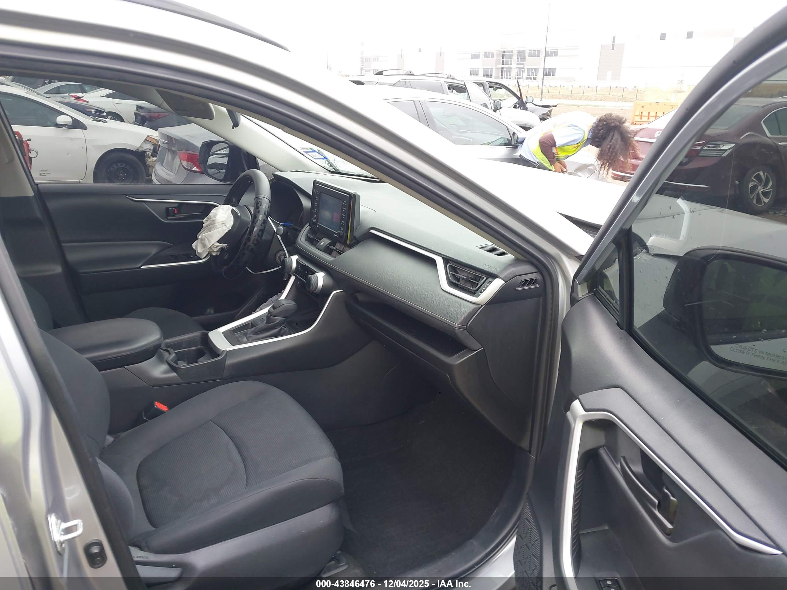 TOYOTA RAV4 image 5