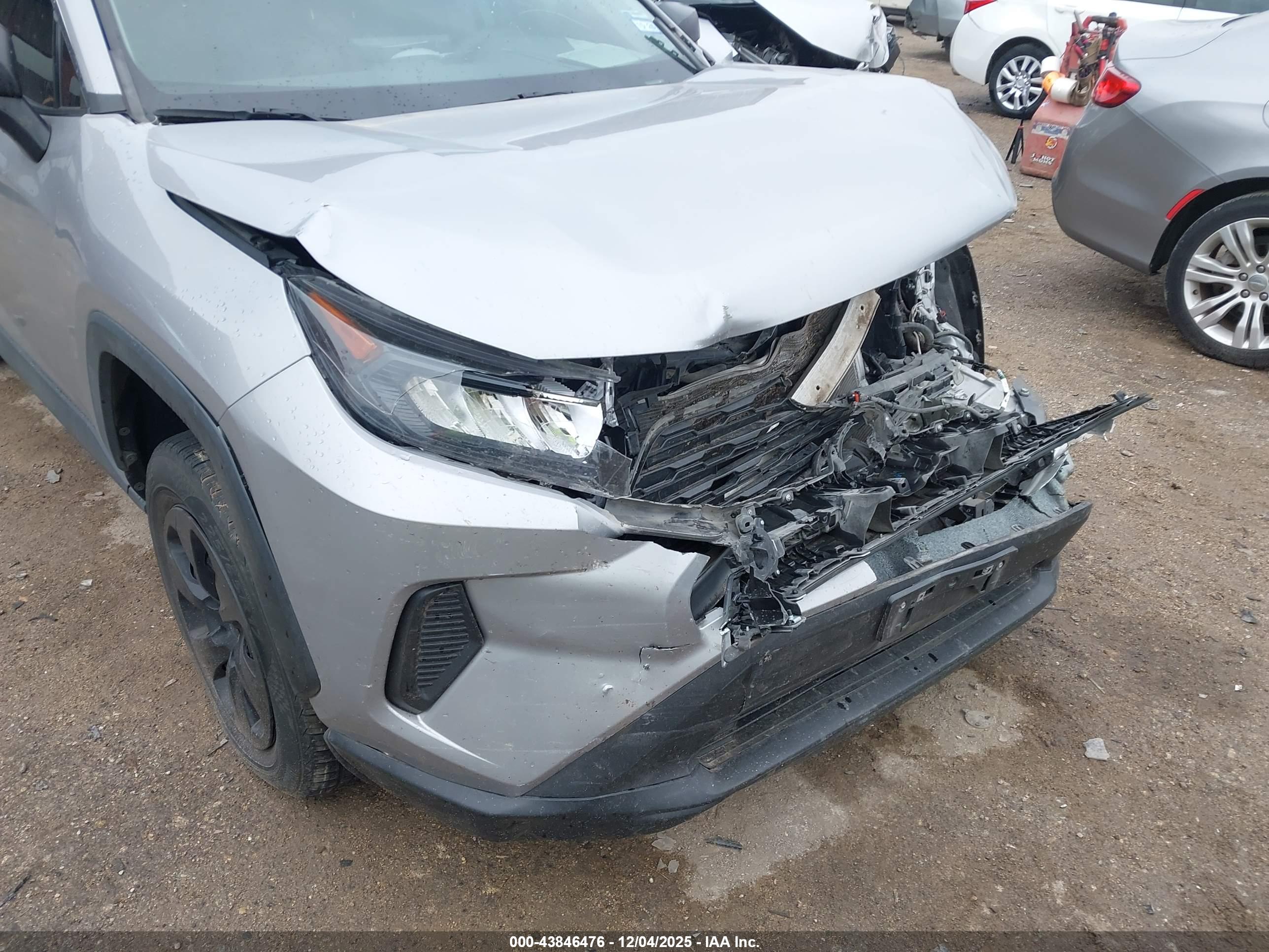 TOYOTA RAV4 image 6