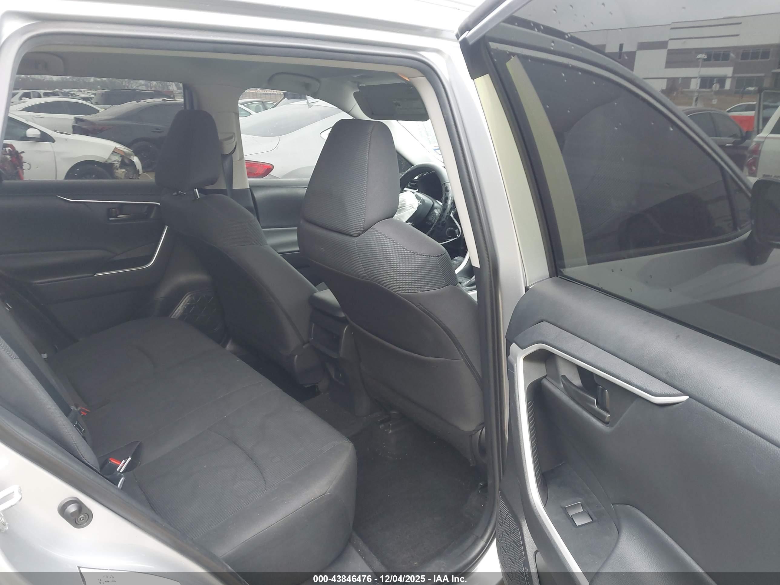 TOYOTA RAV4 image 8